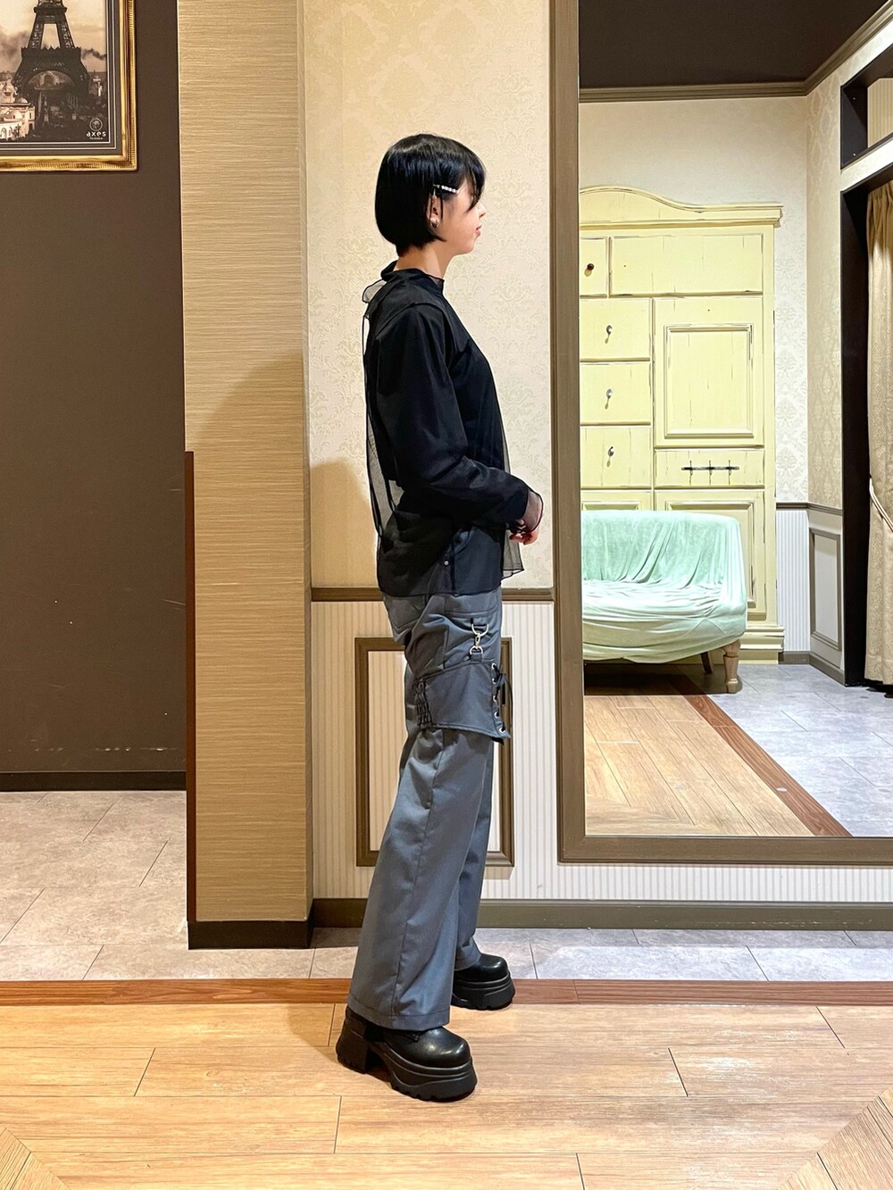 ブラック系のブルゾン、その他のブーツ、グレー系のその他パンツを着用したレディースの秋コーディネートの6枚目の写真