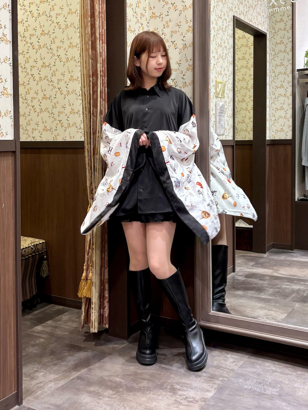 ブラック系のタンクトップ、グレー系のシャツ/ブラウス、ブラック系のスカートを着用したレディースの冬コーディネートの2枚目の写真