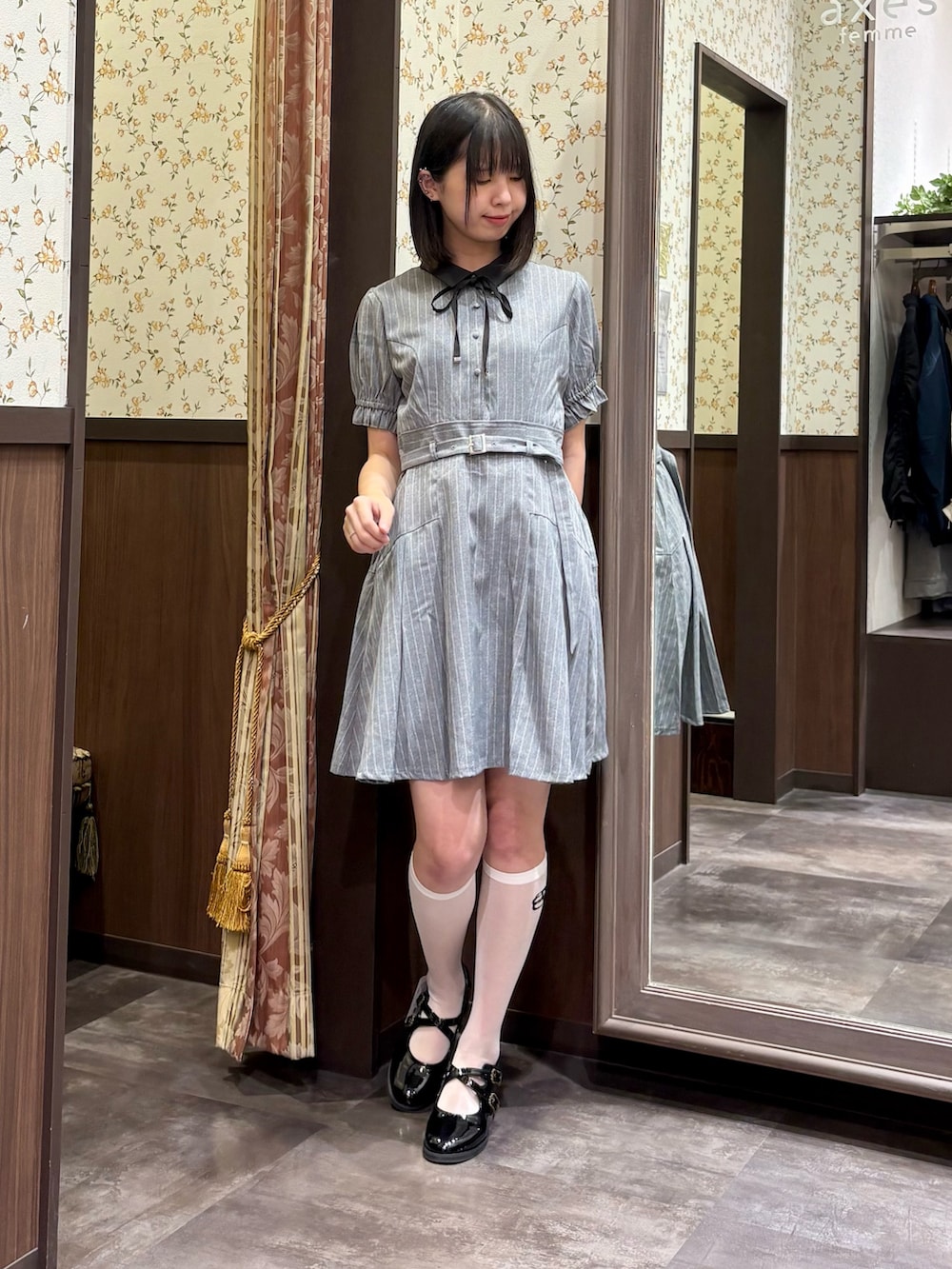 ホワイト系のタンクトップ、グレー系のワンピース、ブラック系のショルダーバッグを着用したレディースの夏コーディネートの5枚目の写真