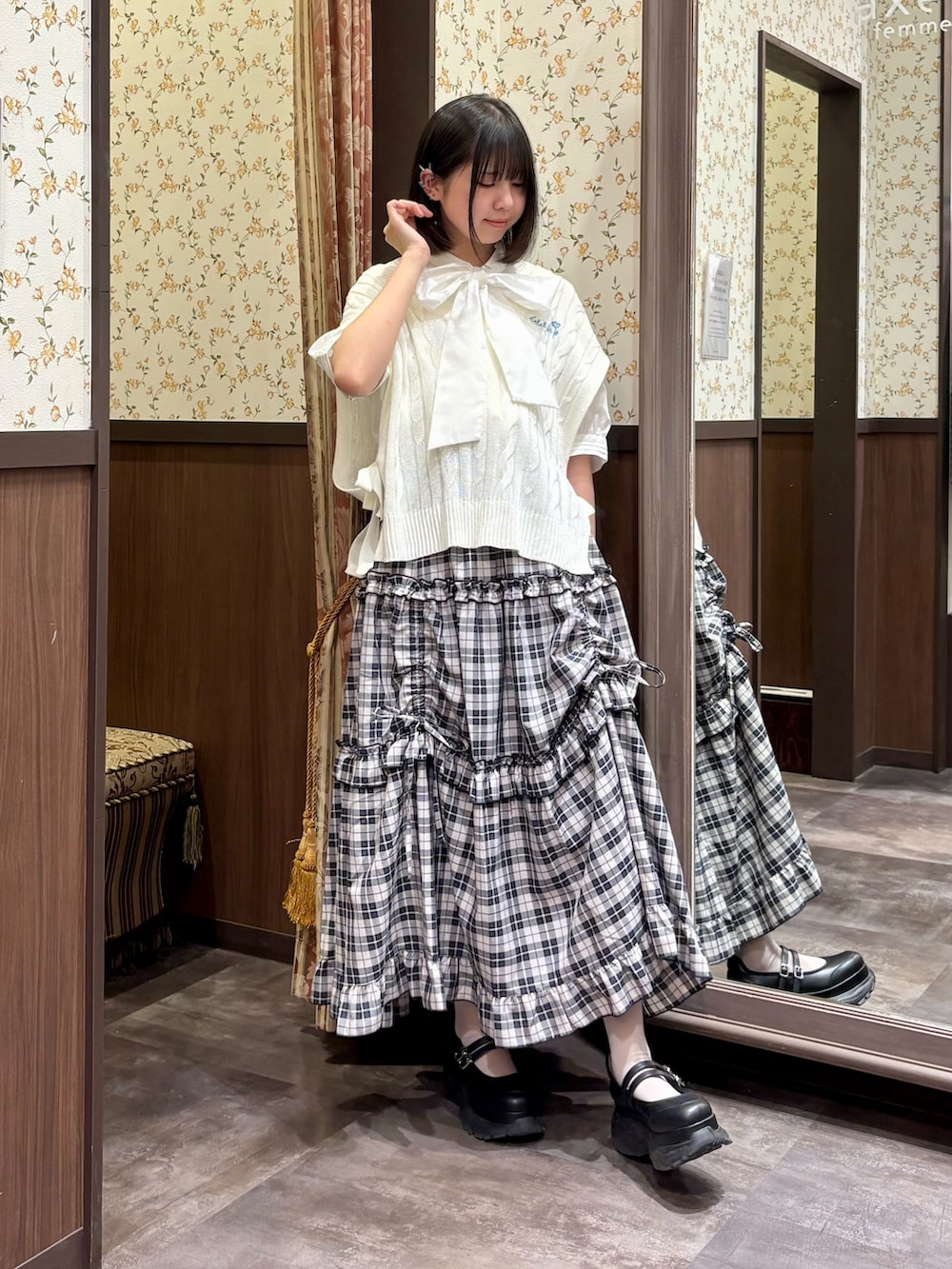 ブルー系のスカート、ホワイト系のシャツ/ブラウス、ブラック系のトートバッグを着用したレディースの夏コーディネートの4枚目の写真