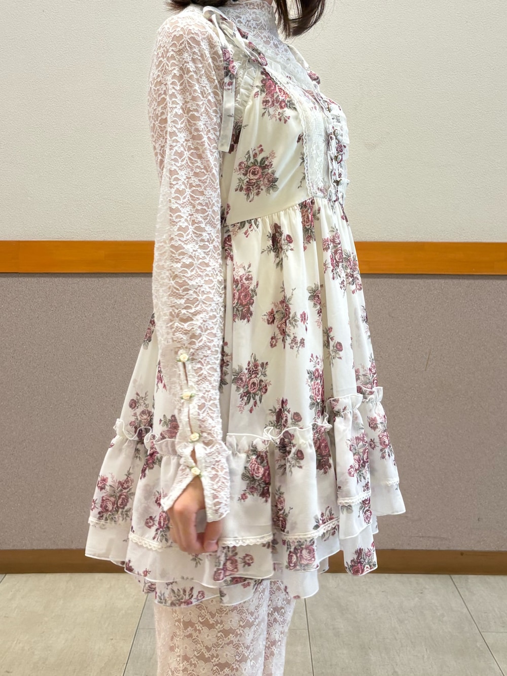 ホワイト系のTシャツ/カットソー、ホワイト系のチュニック、ホワイト系のカーディガン/ボレロを着用したレディースの秋コーディネートの9枚目の写真