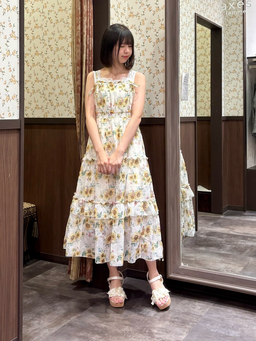 ホワイト系のカーディガン/ボレロ、ホワイト系のタンクトップ、ホワイト系のワンピースを着用したレディースの夏コーディネートの8枚目の写真
