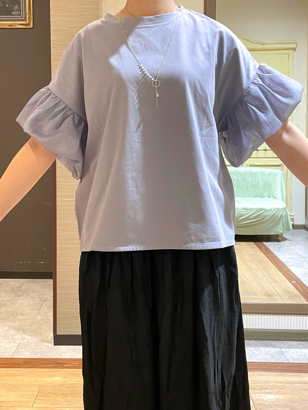 ブラック系のその他パンツ、ブルー系のTシャツ/カットソー、ブラック系のトートバッグを着用したレディースの夏コーディネートの5枚目の写真