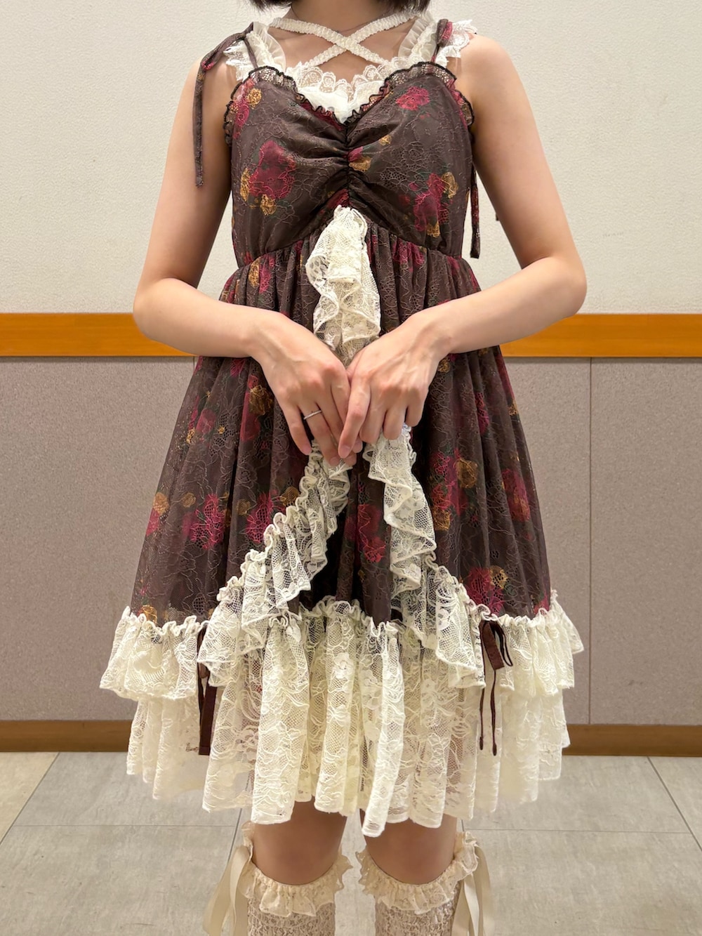 ホワイト系のタンクトップ、ブラウン系のカーディガン/ボレロ、ブラウン系のチュニックを着用したレディースの夏コーディネートの9枚目の写真