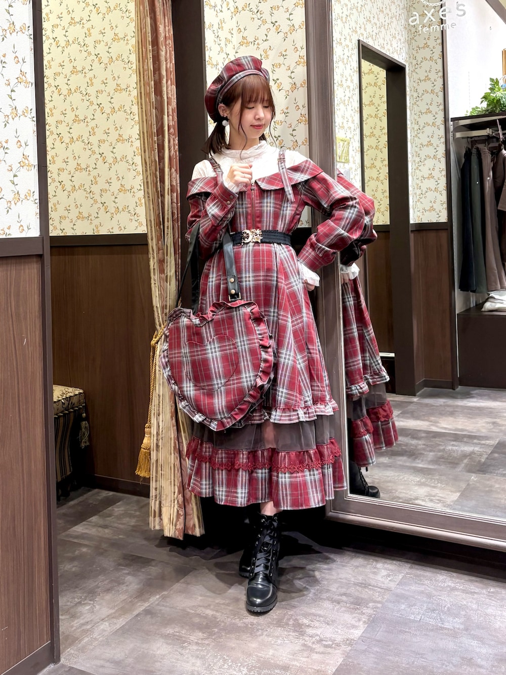 ホワイト系のTシャツ/カットソー、ホワイト系のタンクトップ、レッド系のトートバッグを着用したレディースの秋コーディネートの2枚目の写真