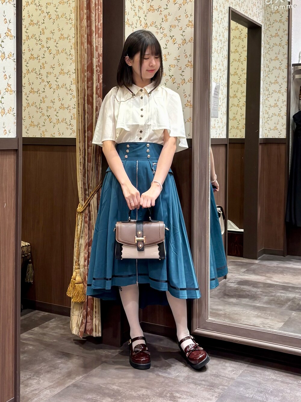 ブルー系のスカート、ホワイト系のタンクトップ、ホワイト系のシャツ/ブラウスを着用したレディースの夏コーディネートの3枚目の写真