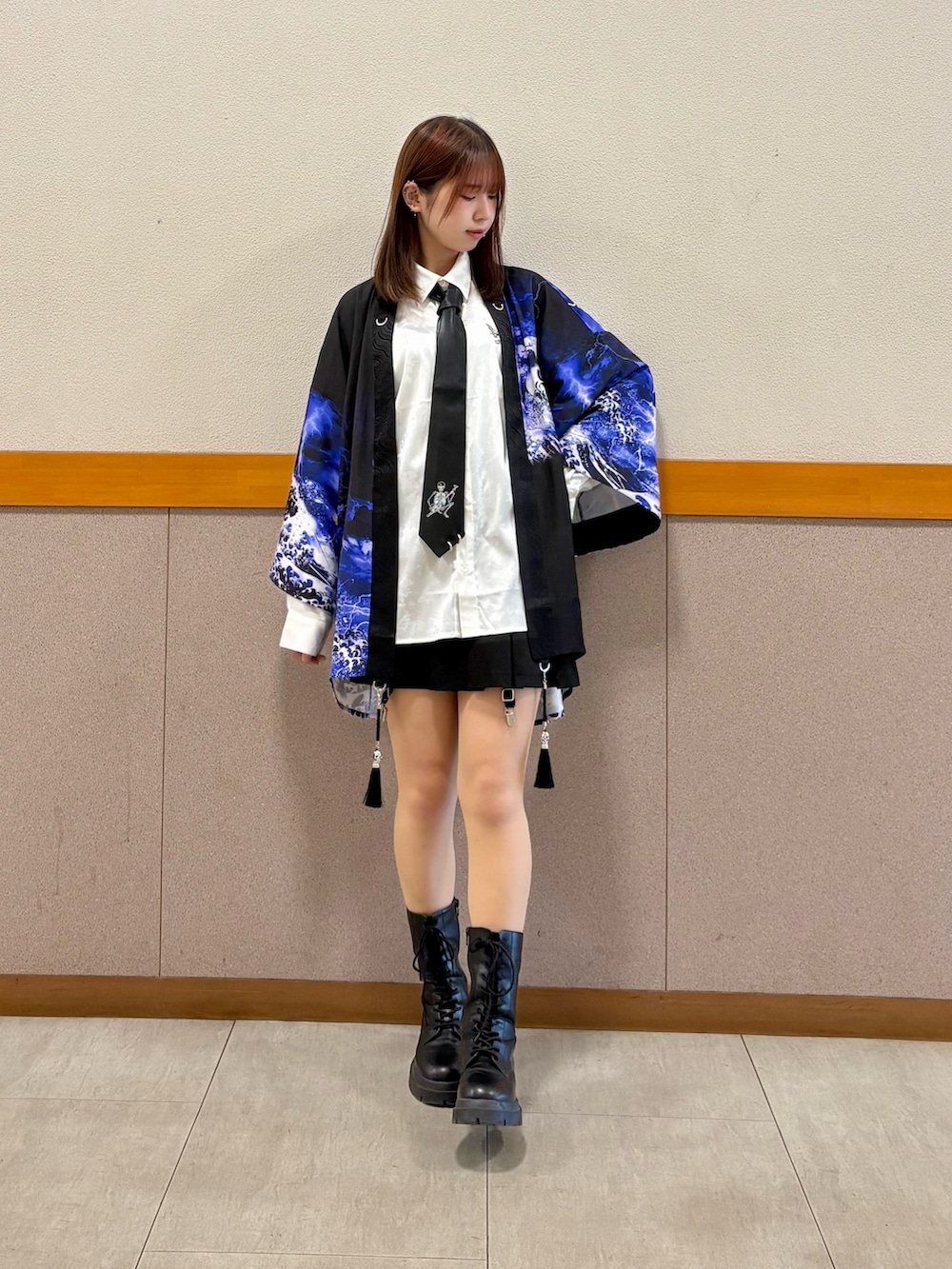 パープル系のその他アウター、その他のネクタイ、グレー系のシャツ/ブラウスを着用したレディースの冬コーディネートの3枚目の写真