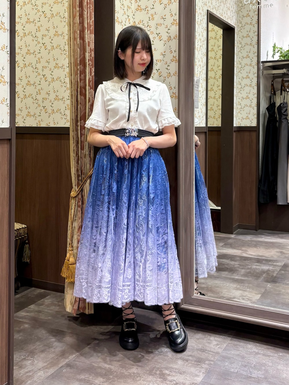 ブルー系のスカート、ホワイト系のタンクトップ、ホワイト系のTシャツ/カットソーを着用したレディースの夏コーディネートの2枚目の写真