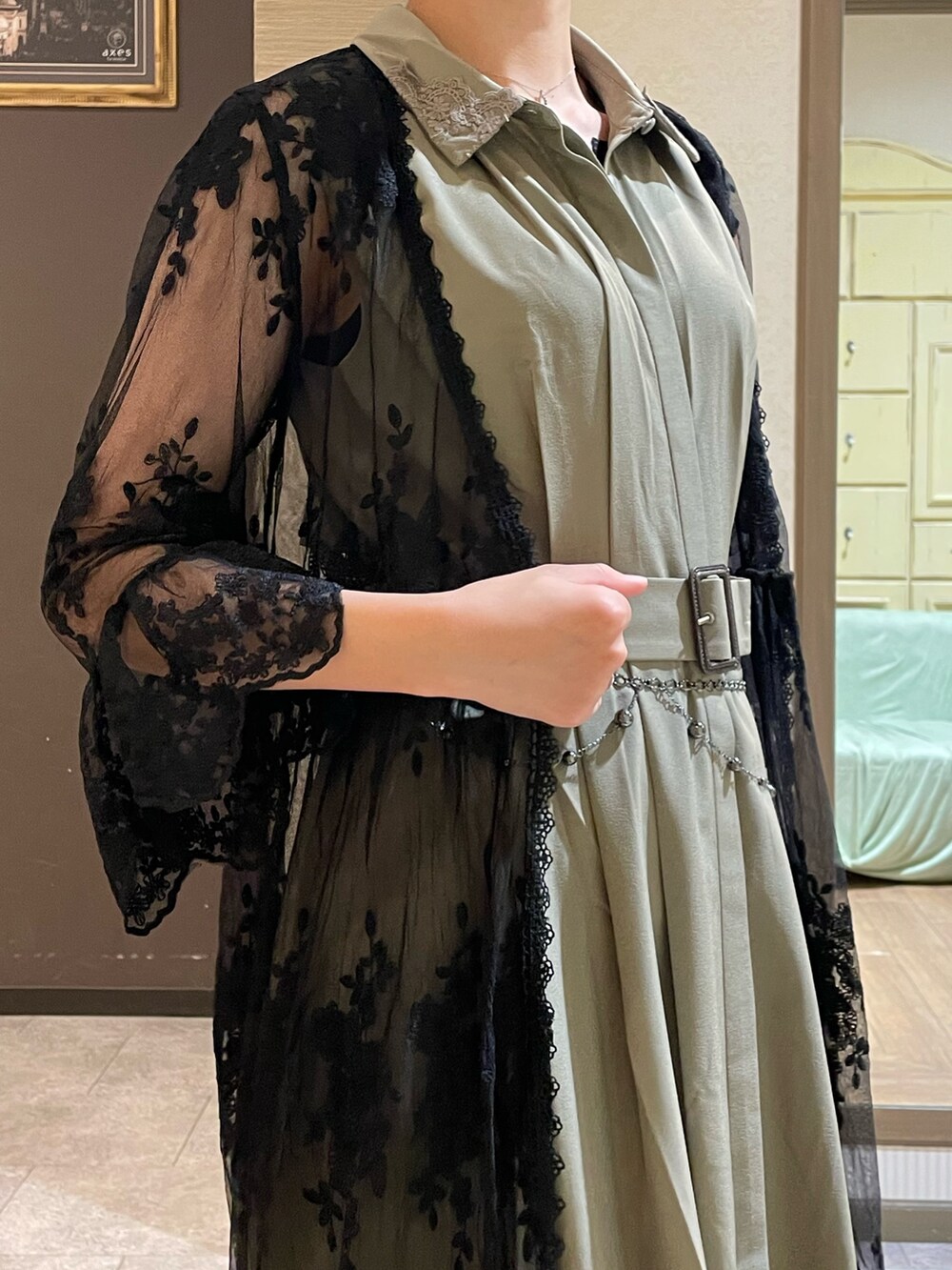 ブラック系のカーディガン/ボレロ、ブラック系のボストンバッグ、ブラック系のタンクトップを着用したレディースの夏コーディネートの5枚目の写真