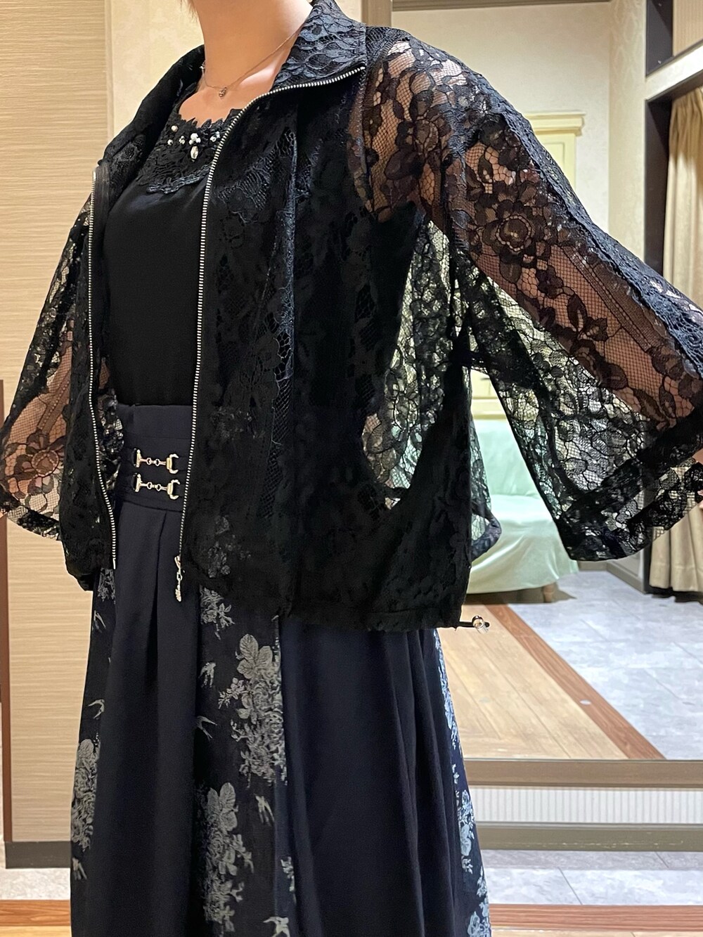 ブラック系のタンクトップ、ブルー系のスカート、その他のパンプスを着用したレディースの夏コーディネートの4枚目の写真