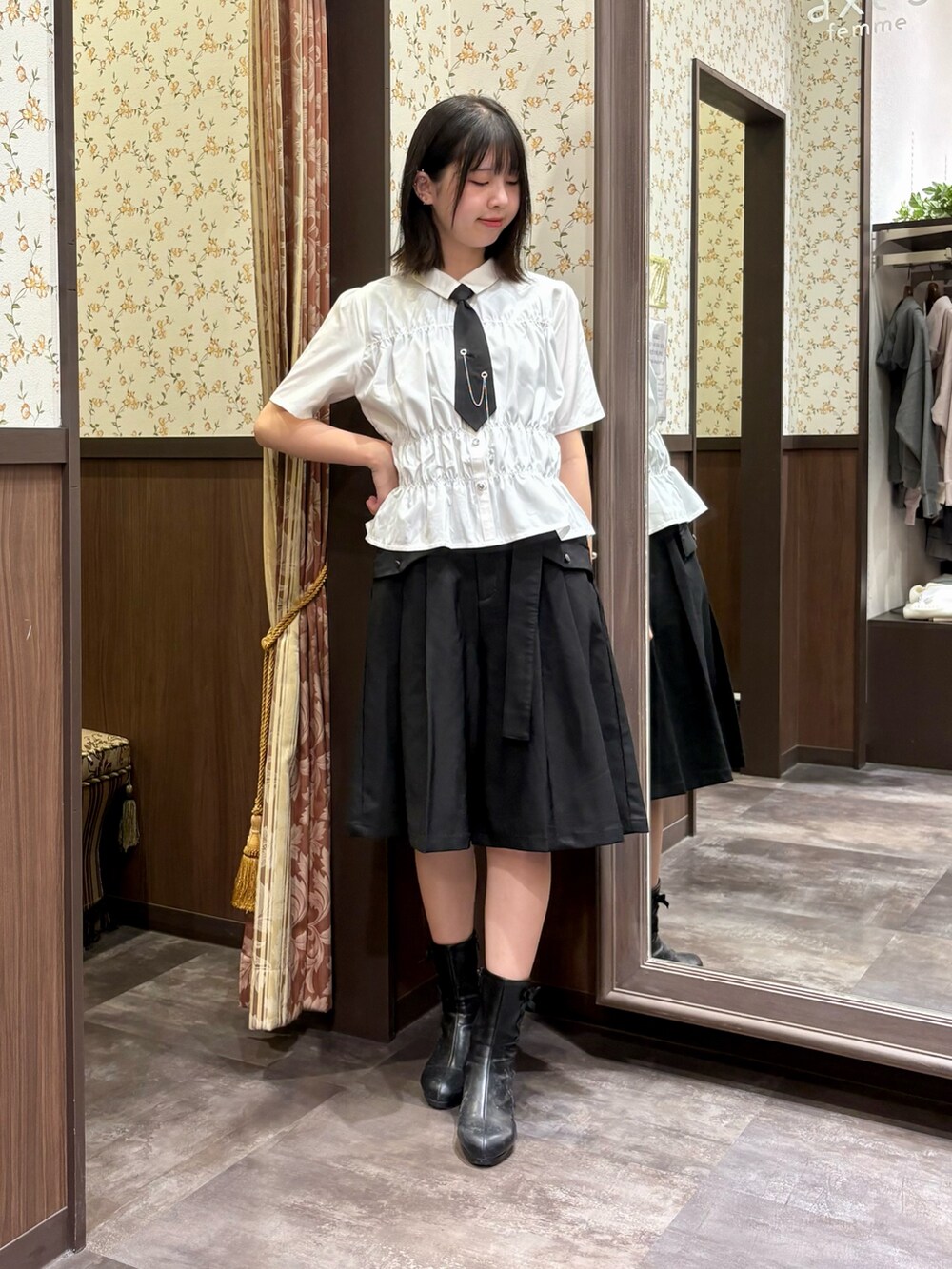 ブラック系のタンクトップ、ホワイト系のシャツ/ブラウス、ブラック系のデニムパンツを着用したレディースの夏コーディネートの2枚目の写真