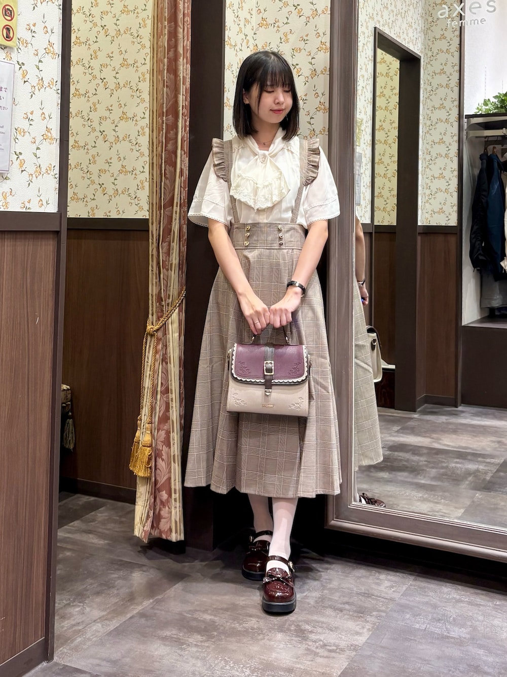 ホワイト系のタンクトップ、ホワイト系のシャツ/ブラウス、ブラウン系のスカートを着用したレディースの夏コーディネートの5枚目の写真