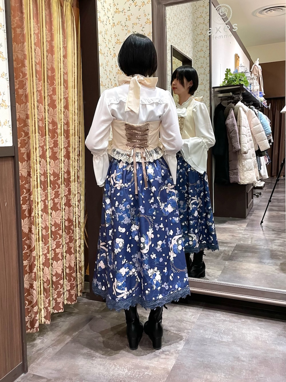 ホワイト系のシャツ/ブラウス、ホワイト系のショルダーバッグ、ブラック系のブーツを着用したレディースの冬コーディネートの4枚目の写真