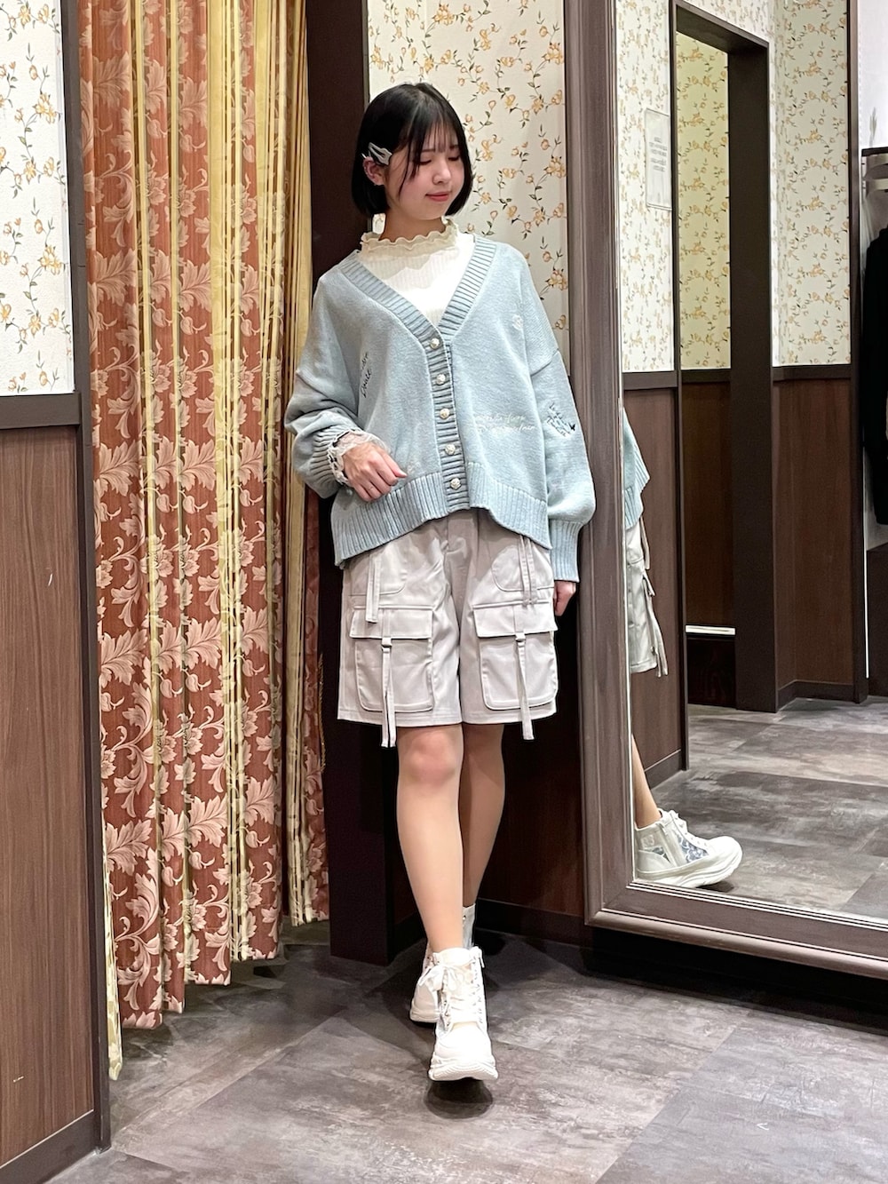 ホワイト系のTシャツ/カットソー、ベージュ系のその他パンツ、ホワイト系のスニーカーを着用したレディースの春コーディネートの2枚目の写真