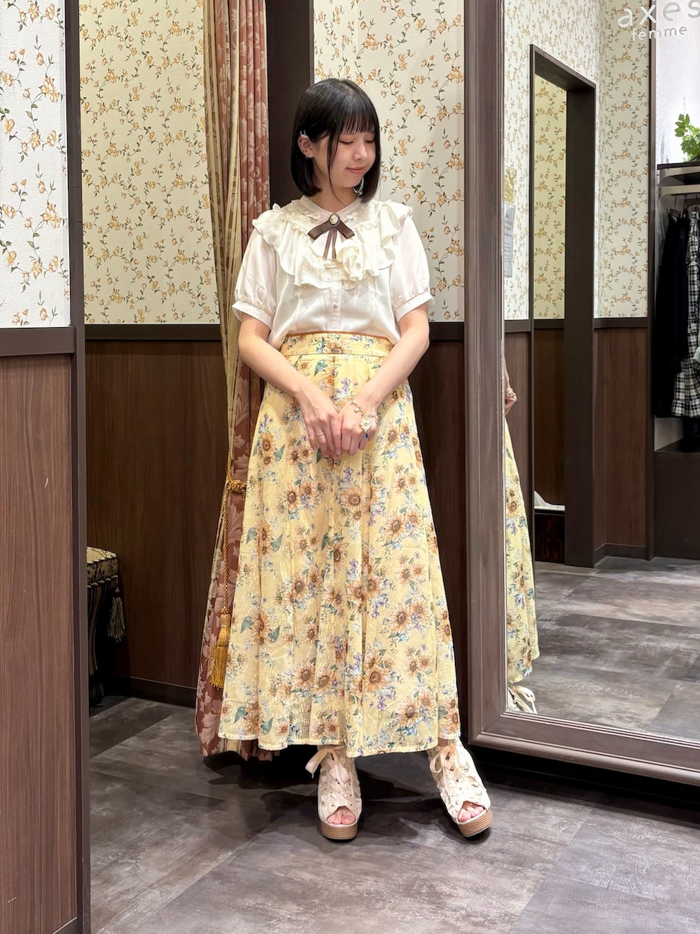 ホワイト系のシャツ/ブラウス、ホワイト系のタンクトップ、ブラウン系のボストンバッグを着用したレディースの夏コーディネートの4枚目の写真