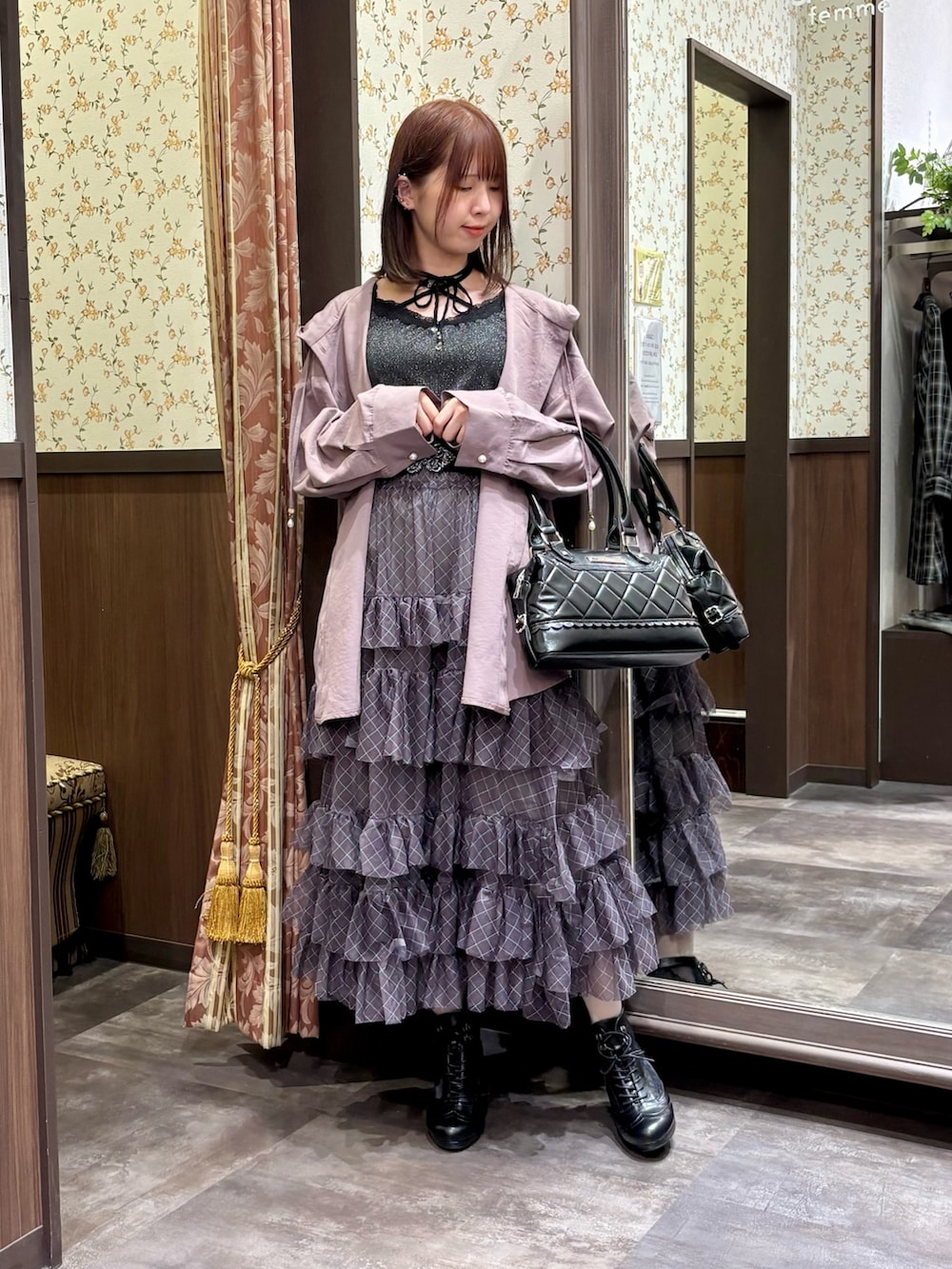 ブラック系のタンクトップ、パープル系のシャツ/ブラウス、ブラック系のボストンバッグを着用したレディースの秋コーディネートの3枚目の写真