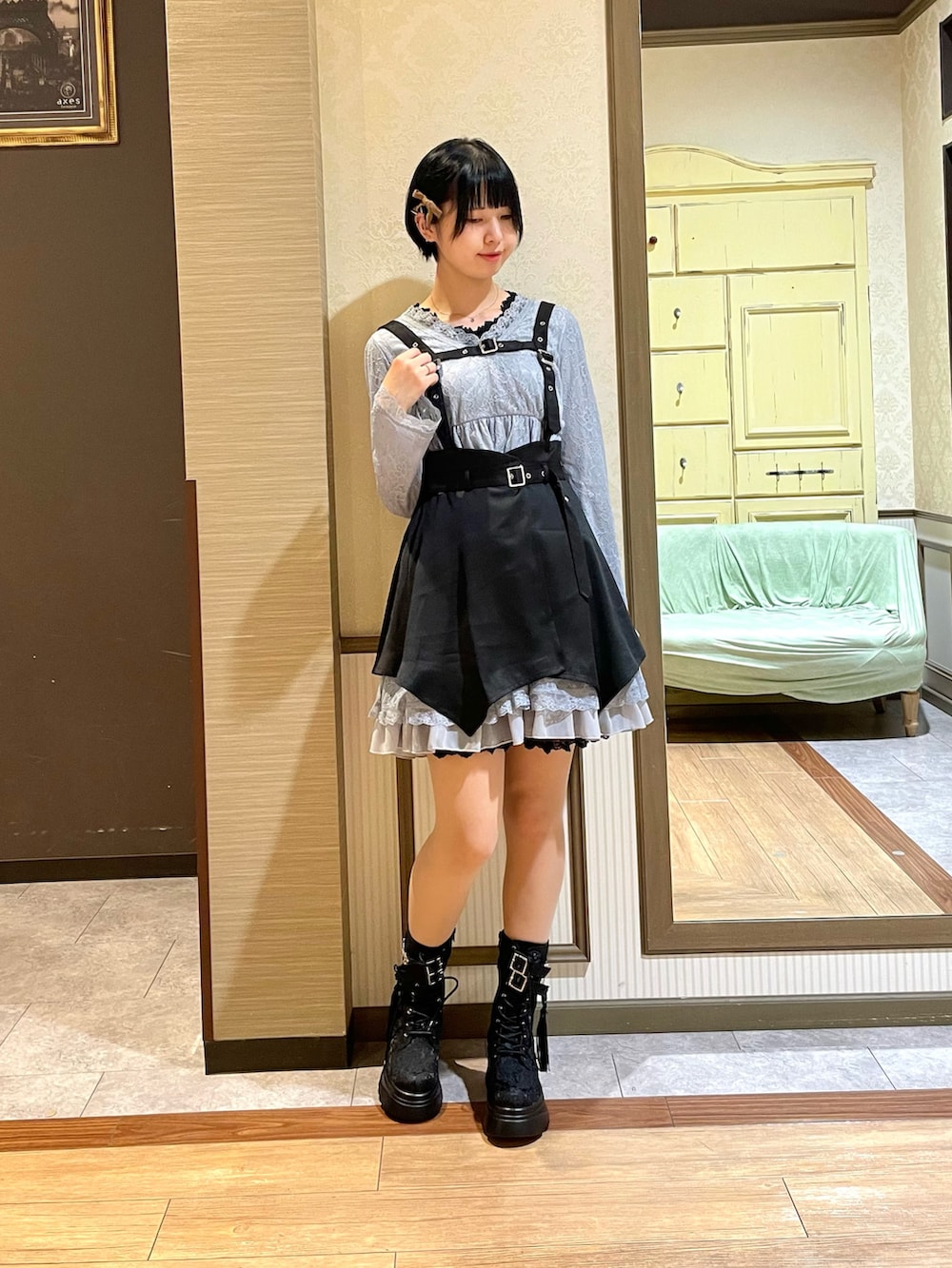 「axes femme、ワンピース、レイヤードスタイル、コート」|「axes femme POETIQUEのハーネスベルト付レースワンピース(ワンピース、グレー系)」を使った、白あんさん(レディース・161cm)の秋コーディネートの2枚目の写真