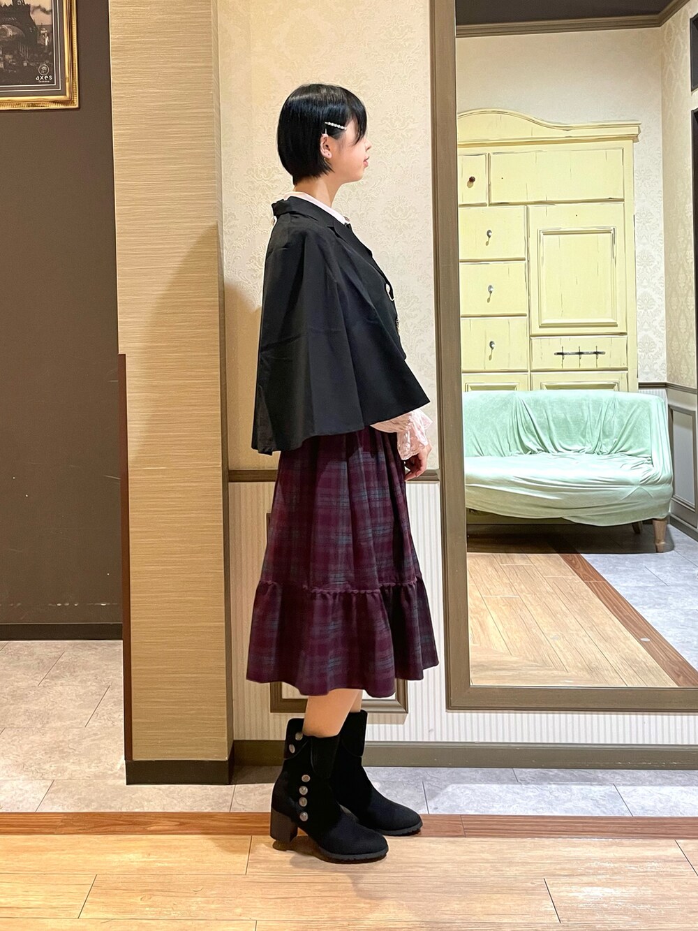 ブラック系のブーツ、ピンク系のシャツ/ブラウス、ブラック系のテーラードジャケットを着用したレディースの秋コーディネートの6枚目の写真