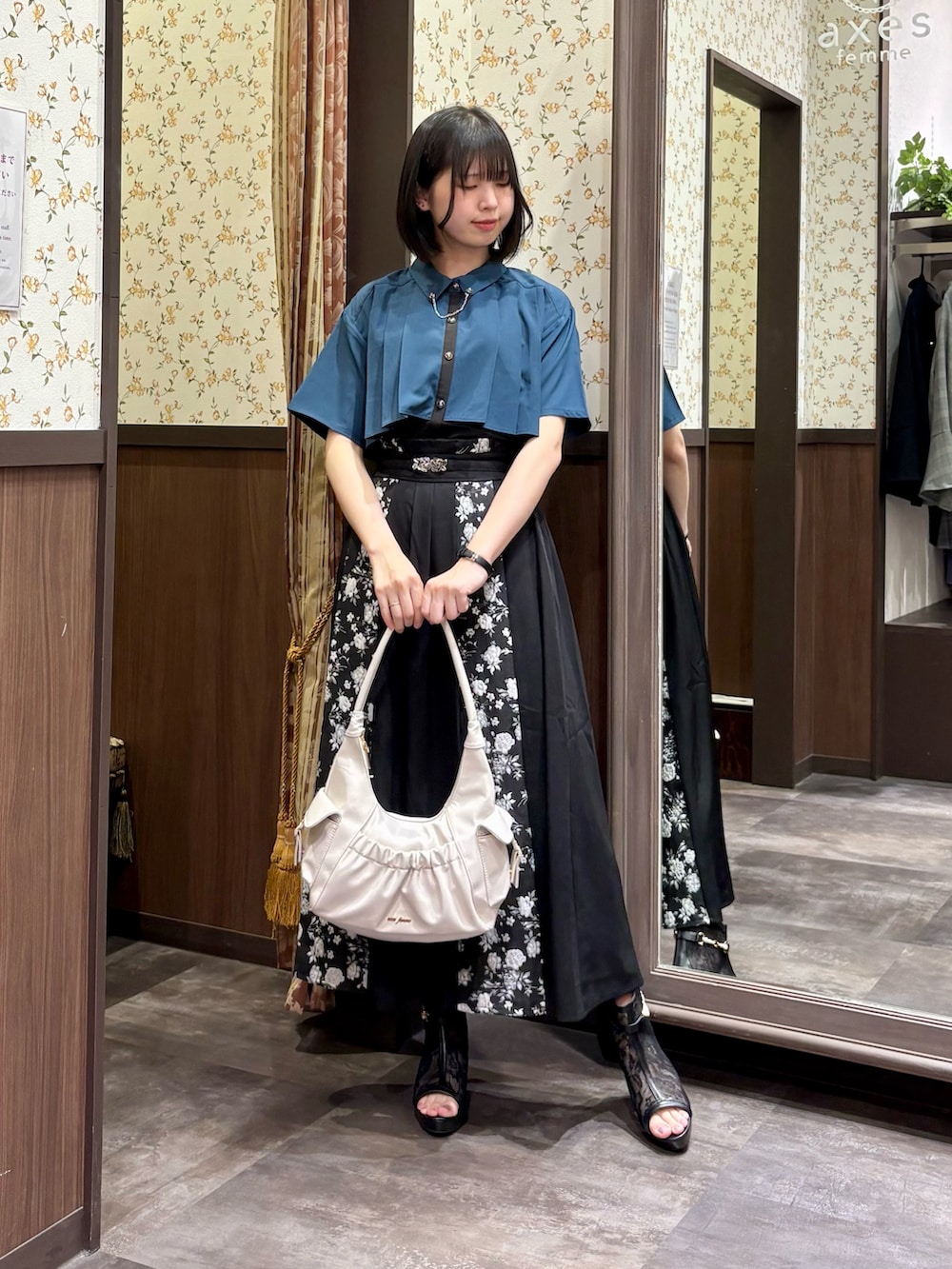 ブルー系のシャツ/ブラウス、ブルー系のタンクトップ、ブラック系のスカートを着用したレディースの春コーディネートの3枚目の写真