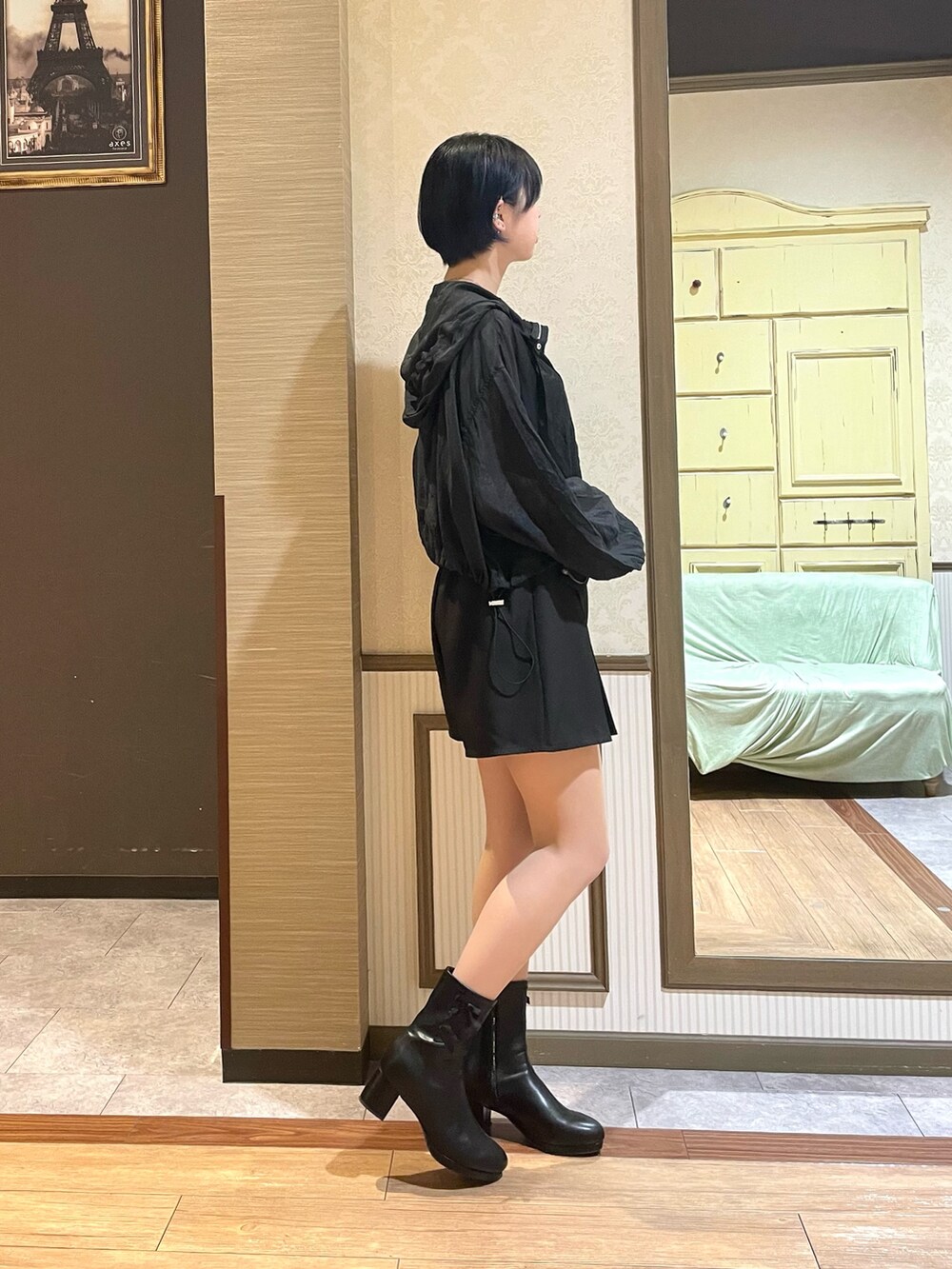 ブラック系のタンクトップ、ブラック系のブルゾン、ブルー系のその他パンツを着用したレディースの秋コーディネートの4枚目の写真