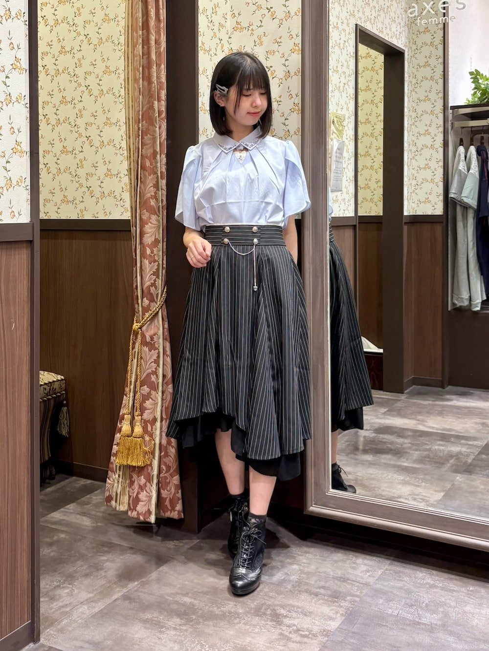ブルー系のシャツ/ブラウス、ブラック系のスカート、ホワイト系のタンクトップを着用したレディースの夏コーディネートの6枚目の写真