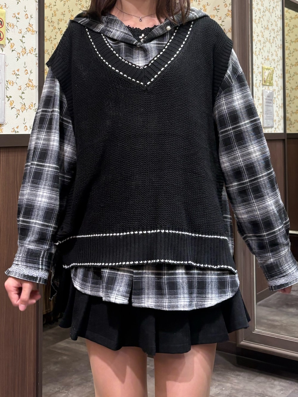 ブラック系のシャツ/ブラウス、ブラック系のタンクトップ、ブラック系のニット/セーターを着用したレディースの秋コーディネートの3枚目の写真