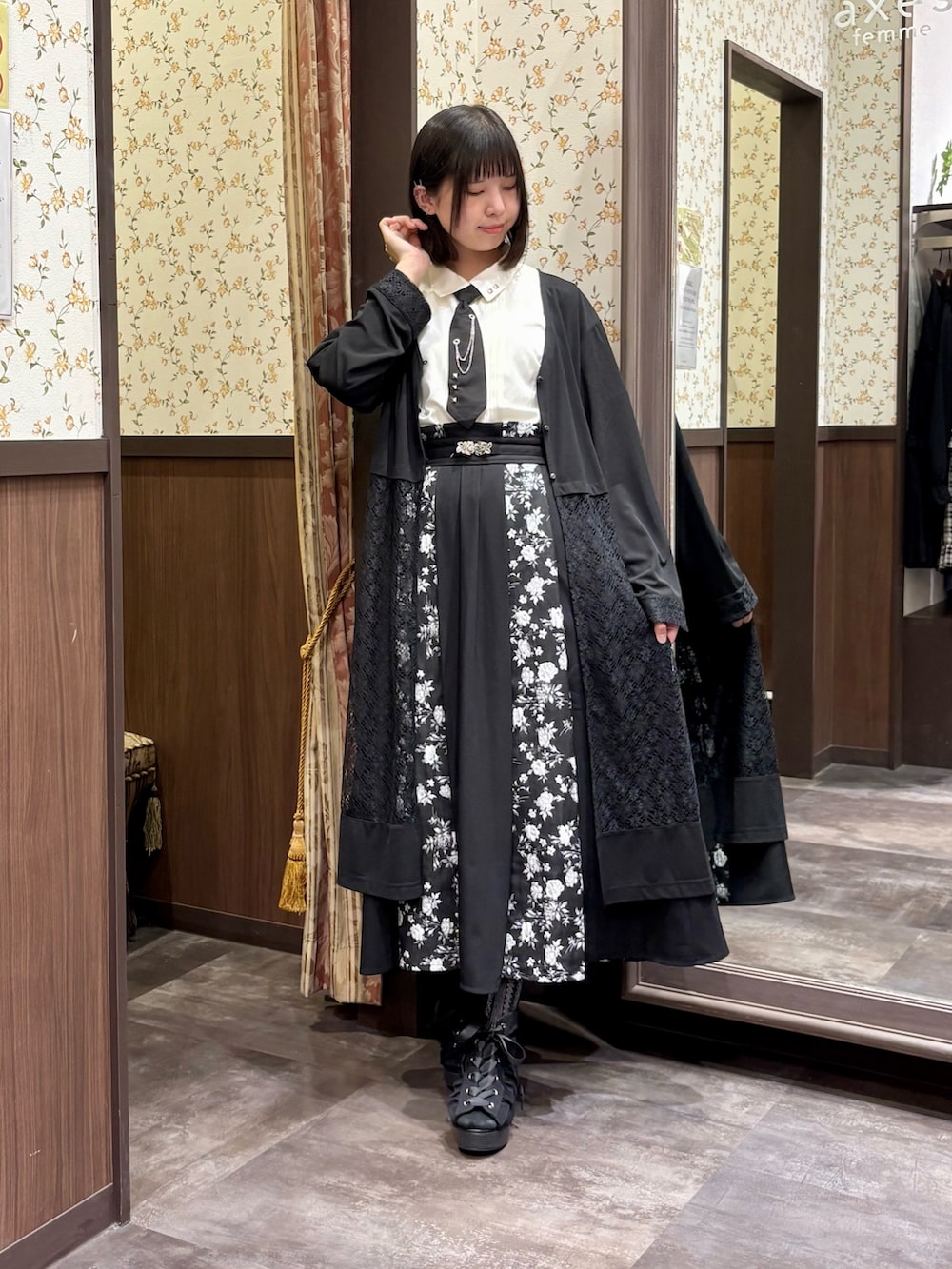 ホワイト系のシャツ/ブラウス、ブラック系のカーディガン/ボレロ、ブラック系のスカートを着用したレディースの夏コーディネートの2枚目の写真