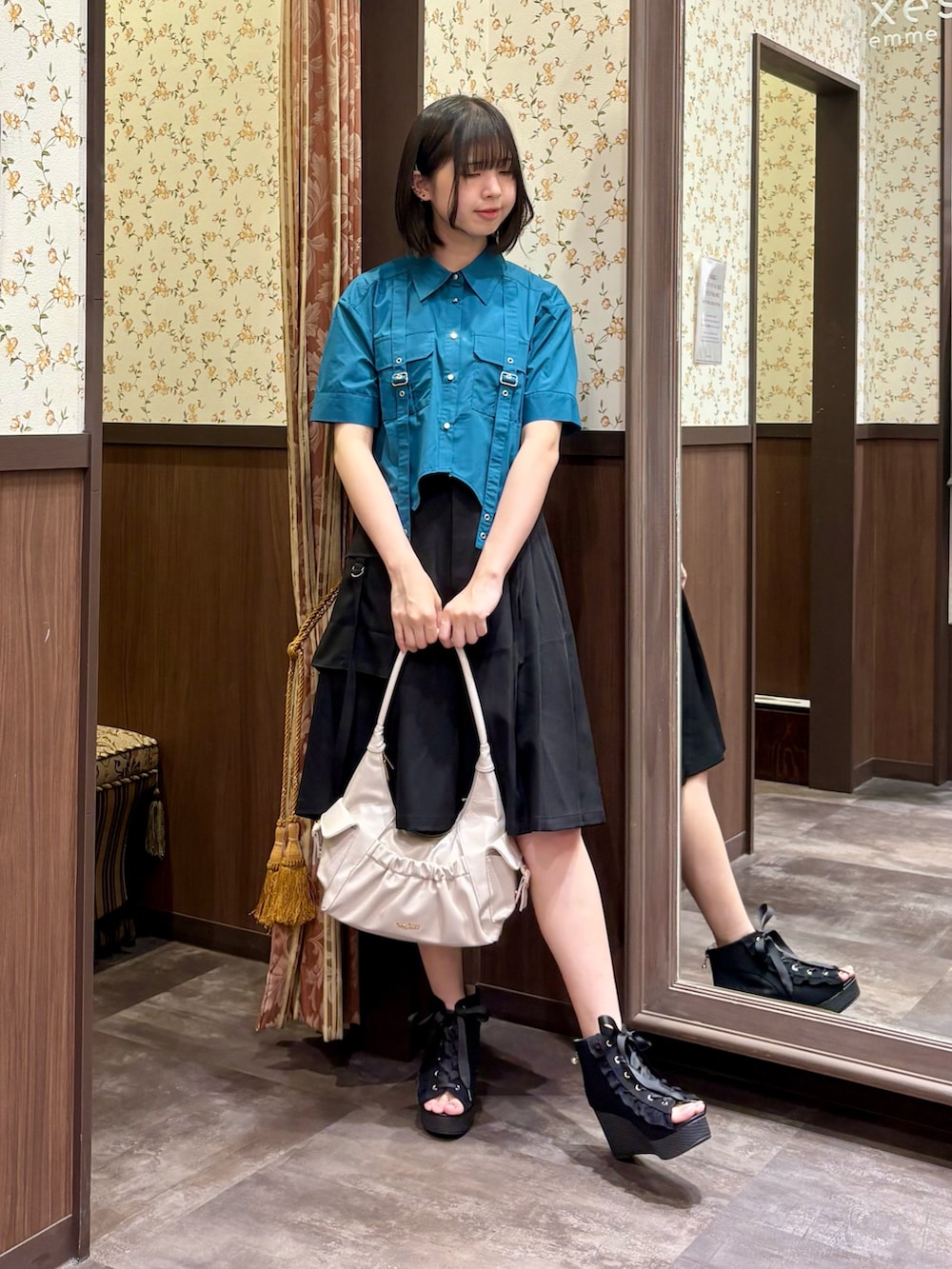 ブラック系のその他パンツ、ブルー系のシャツ/ブラウス、ブラック系のタンクトップを着用したレディースの春コーディネートの2枚目の写真