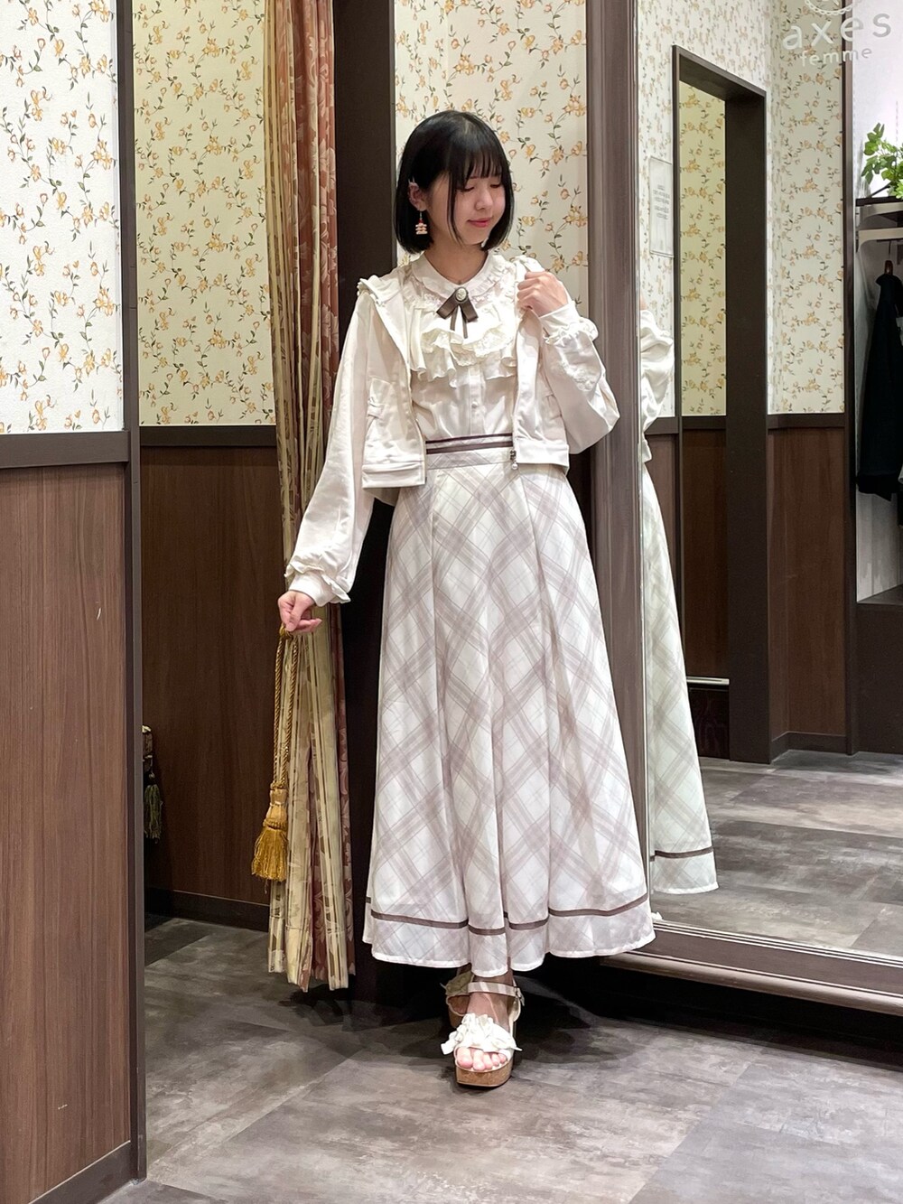 ホワイト系のシャツ/ブラウス、ホワイト系のカーディガン/ボレロ、ホワイト系のスカートを着用したレディースの春コーディネートの6枚目の写真