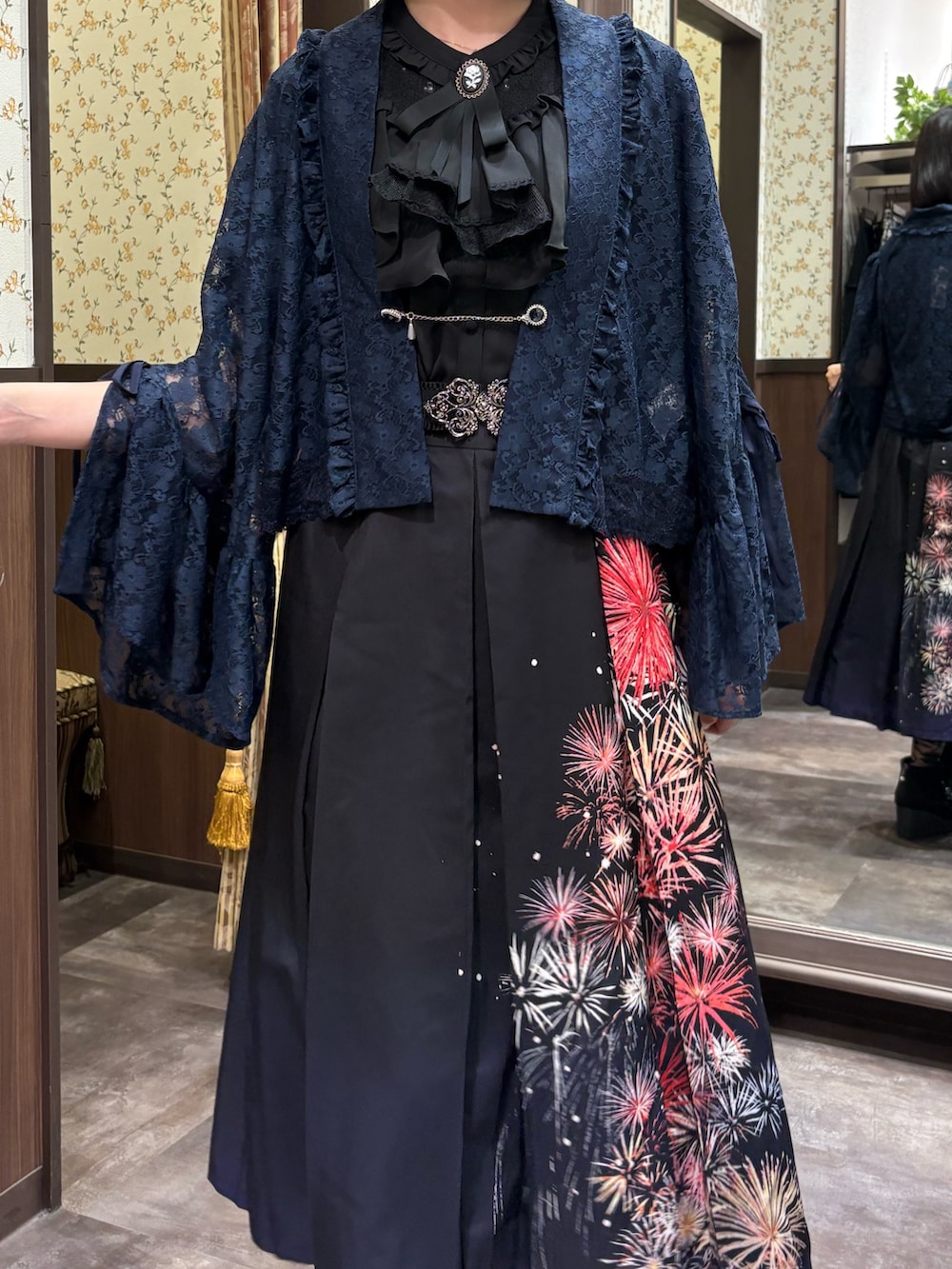 ブラック系のシャツ/ブラウス、ブラック系のタンクトップ、ブラック系のスカートを着用したレディースの夏コーディネートの6枚目の写真