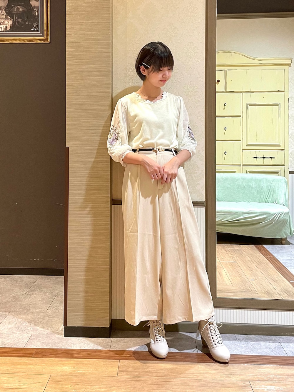 ホワイト系のブーツ、ブラック系のトートバッグ、ホワイト系のTシャツ/カットソーを着用したレディースの秋コーディネートの2枚目の写真