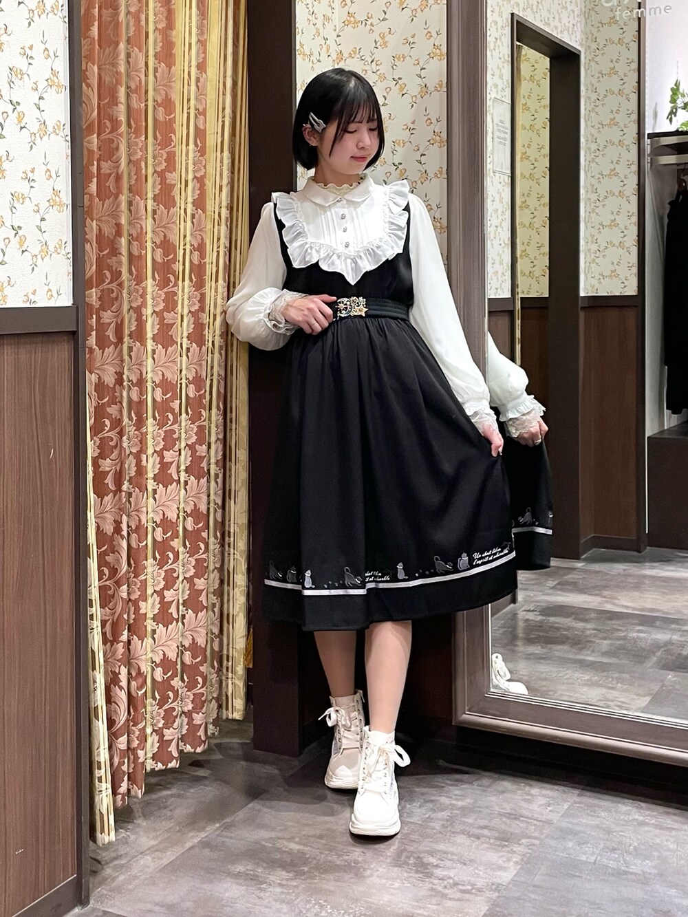 ホワイト系のスニーカー、ブラック系のワンピース、ブラック系のショルダーバッグを着用したレディースの春コーディネートの2枚目の写真