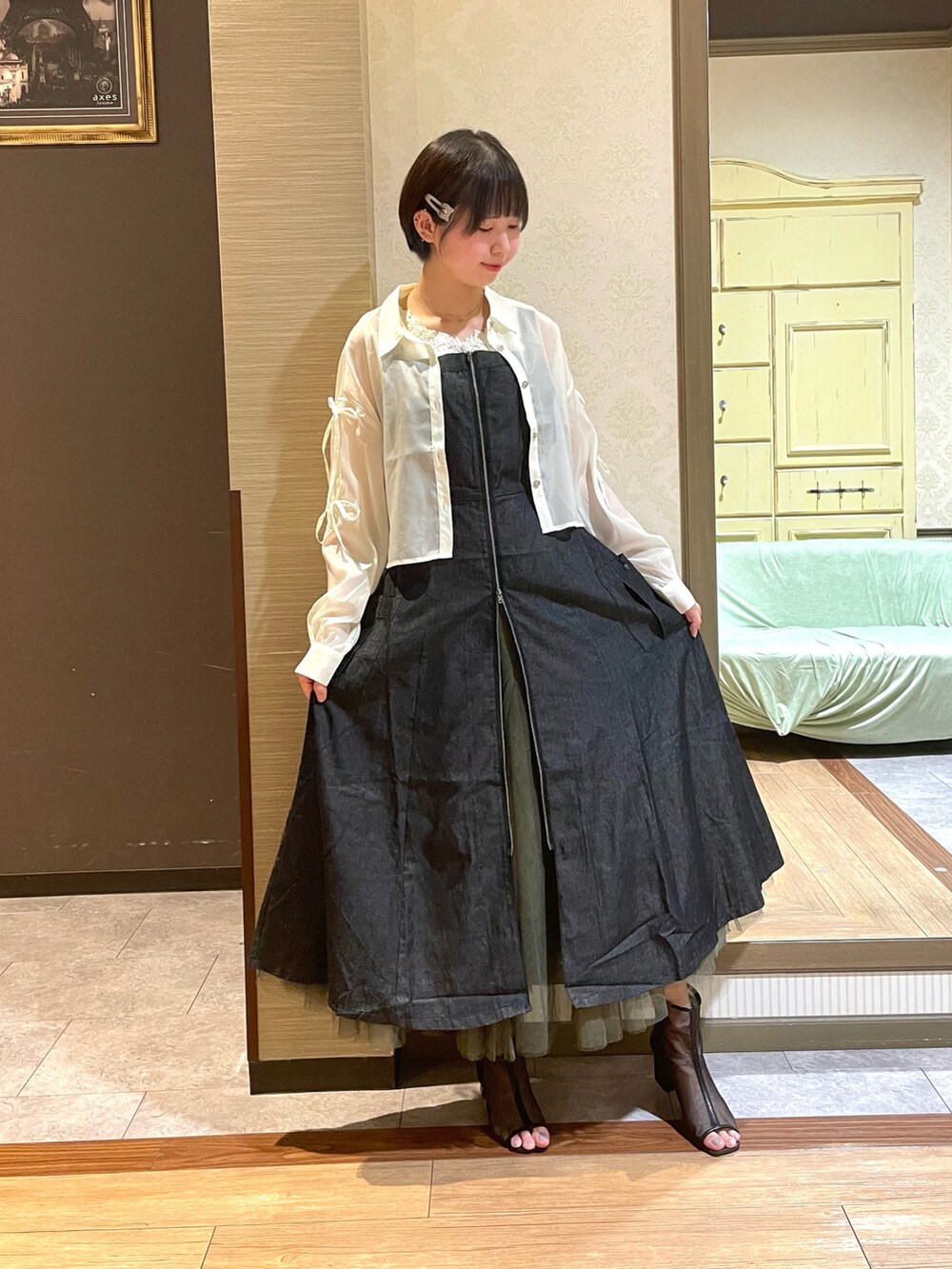 ブラック系のブーツ、ホワイト系のタンクトップ、ホワイト系のシャツ/ブラウスを着用したレディースの夏コーディネートの5枚目の写真