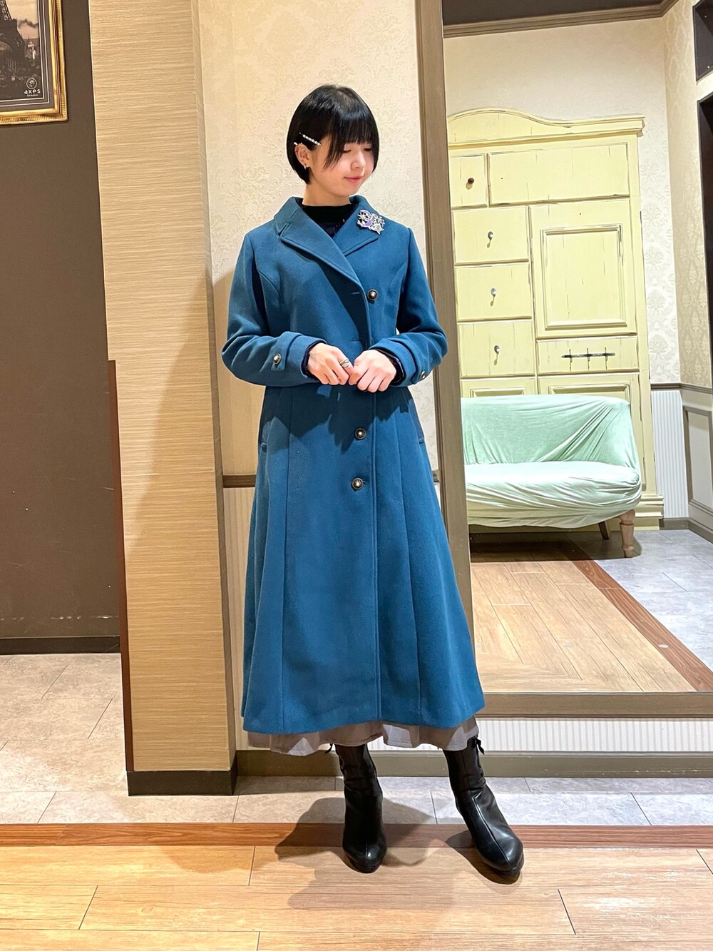 ブルー系のTシャツ/カットソー、ブルー系のダッフルコート、グレー系のボストンバッグを着用したレディースの秋コーディネートの3枚目の写真