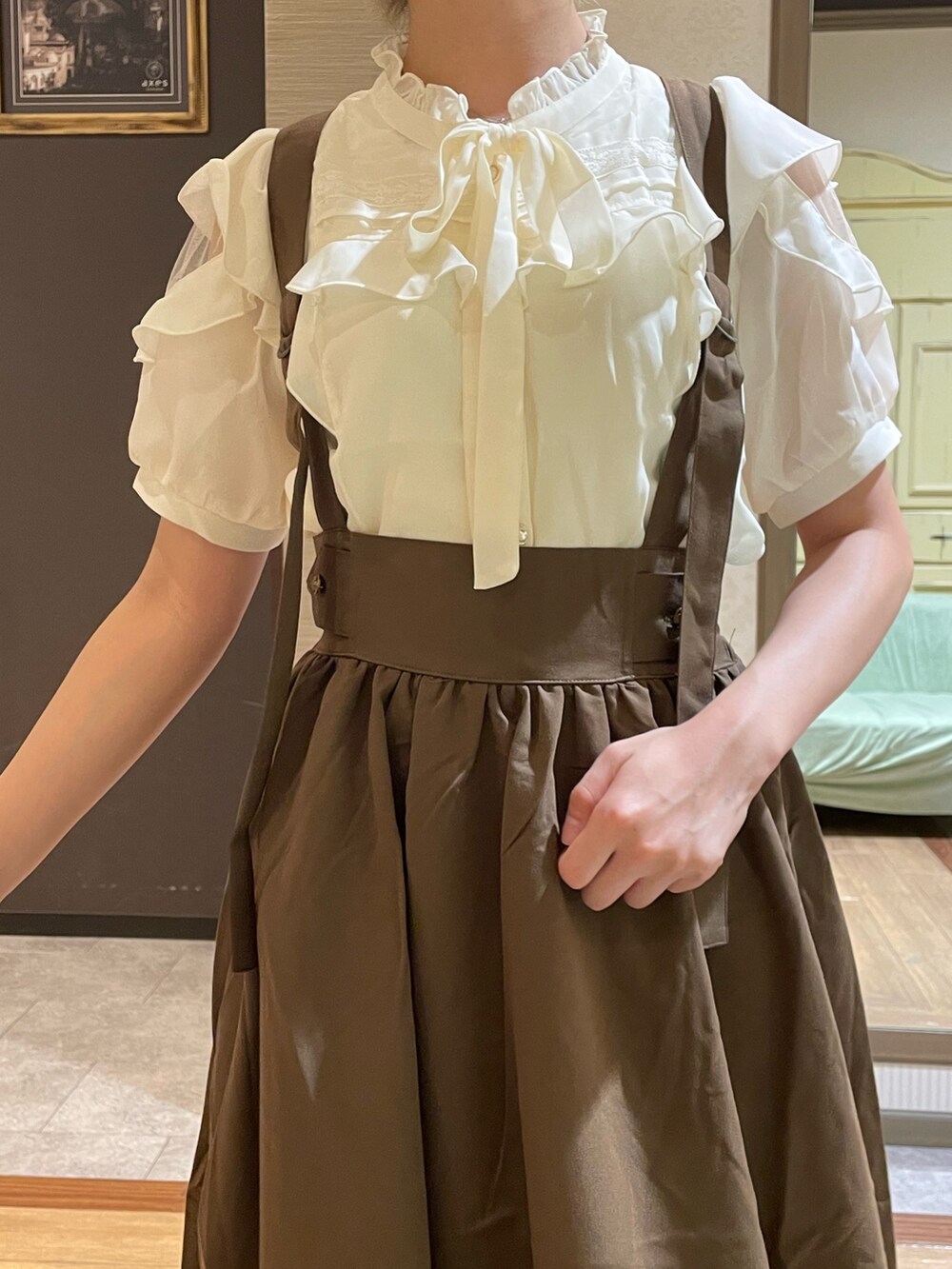 ブラウン系のパンプス、ホワイト系のショルダーバッグ、ブラウン系のスカートを着用したレディースの夏コーディネートの6枚目の写真