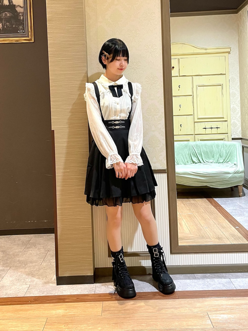「axes femme、ガーリー、モノトーン、アウター」|「axes femme POETIQUEのチャイナ釦タンクソールブーツ(ブーツ、その他)」を使った、白あんさん(レディース・161cm)の秋コーディネートの8枚目の写真