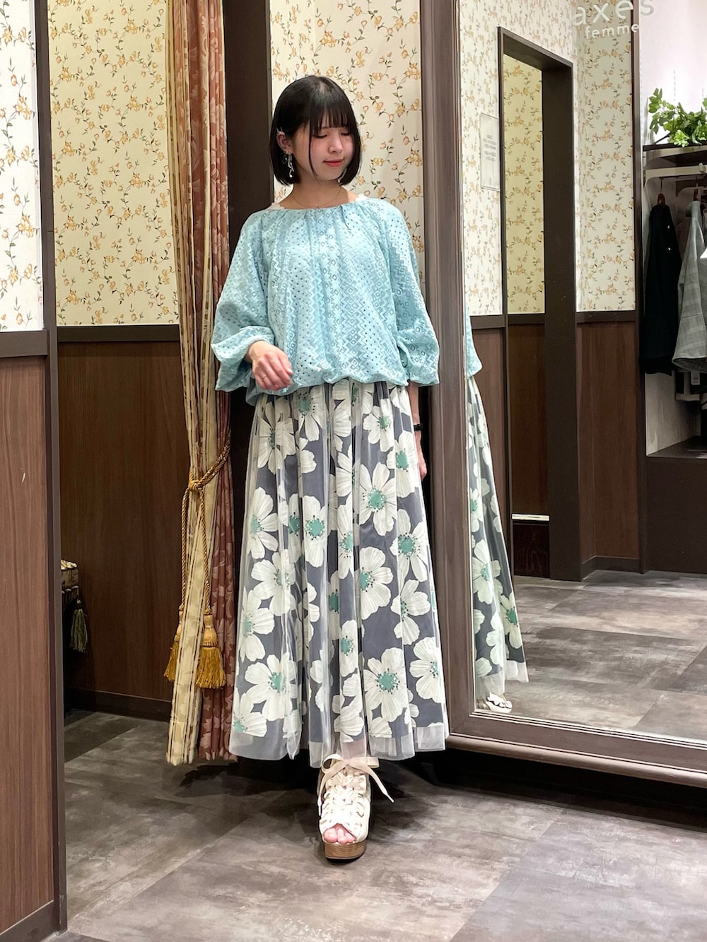 ホワイト系のタンクトップ、グリーン系のTシャツ/カットソー、ブラウン系のショルダーバッグを着用したレディースの春コーディネートの3枚目の写真