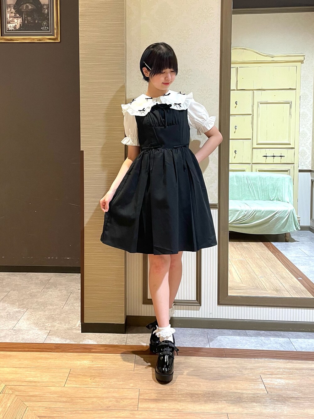 ホワイト系のタンクトップ、ホワイト系のシャツ/ブラウス、ブラック系のパンプスを着用したレディースの夏コーディネートの4枚目の写真