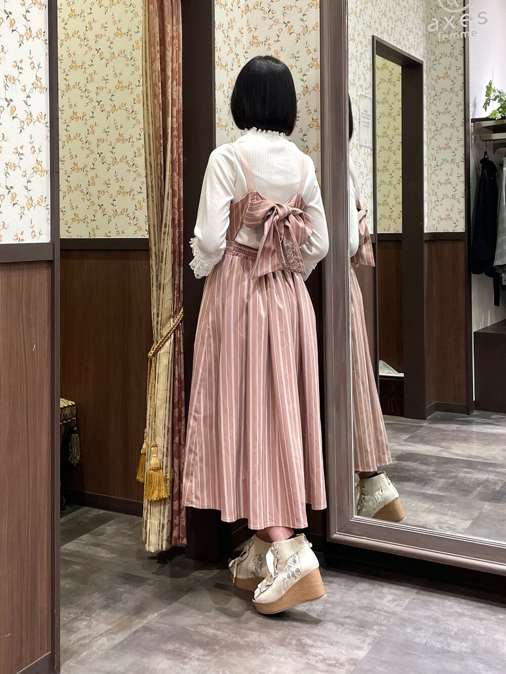 ホワイト系のTシャツ/カットソー、ピンク系のワンピース、ベージュ系のサンダルを着用したレディースの春コーディネートの6枚目の写真