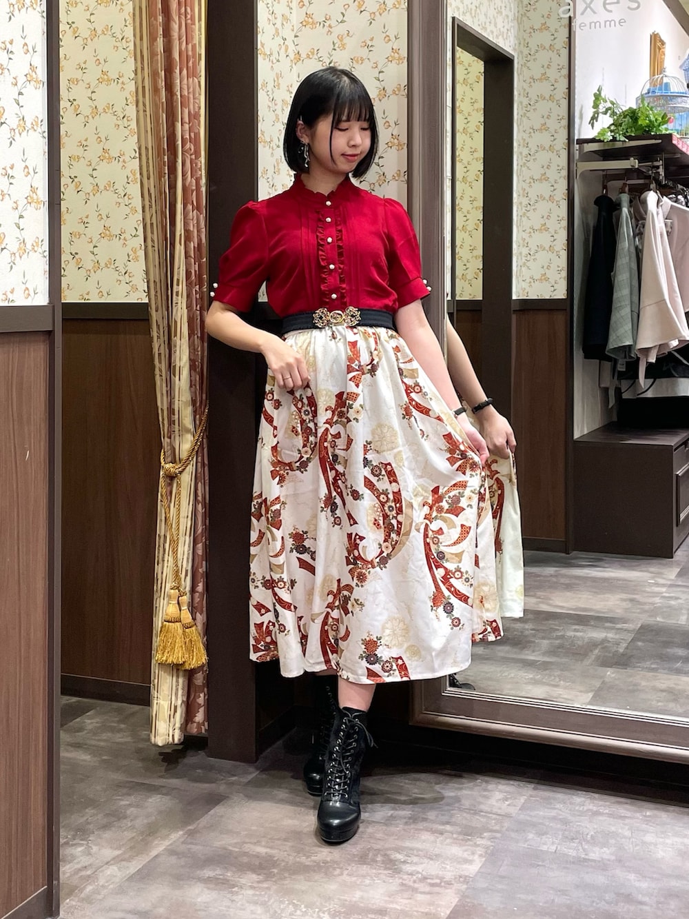 ホワイト系のワンピース、ホワイト系のカーディガン/ボレロ、ブラック系のボストンバッグを着用したレディースの春コーディネートの5枚目の写真