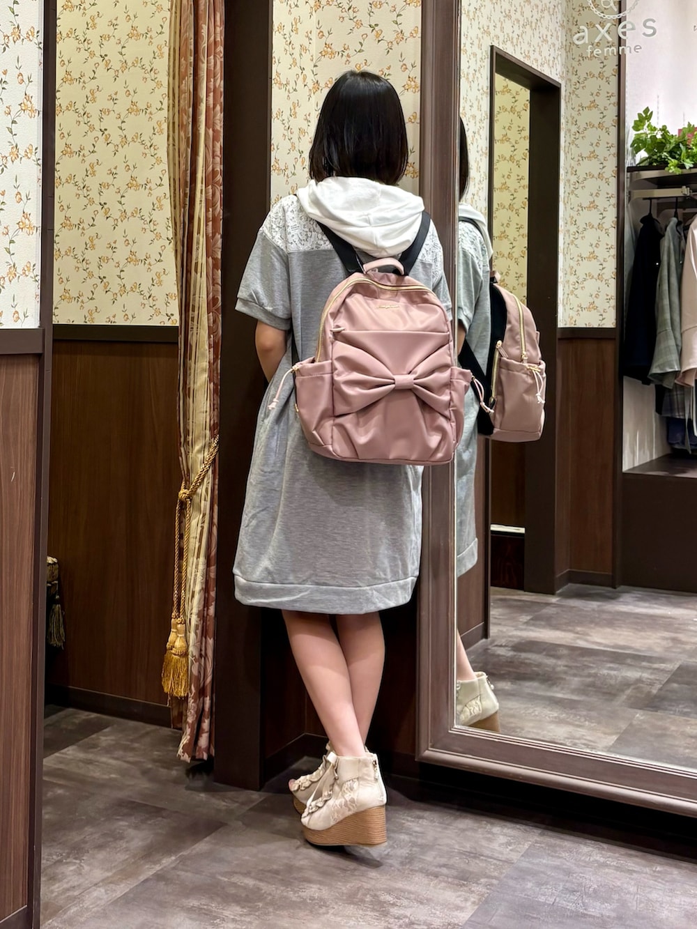 ピンク系のバックパック/リュック、ブルー系のタンクトップ、グレー系のチュニックを着用したレディースの春コーディネートの4枚目の写真