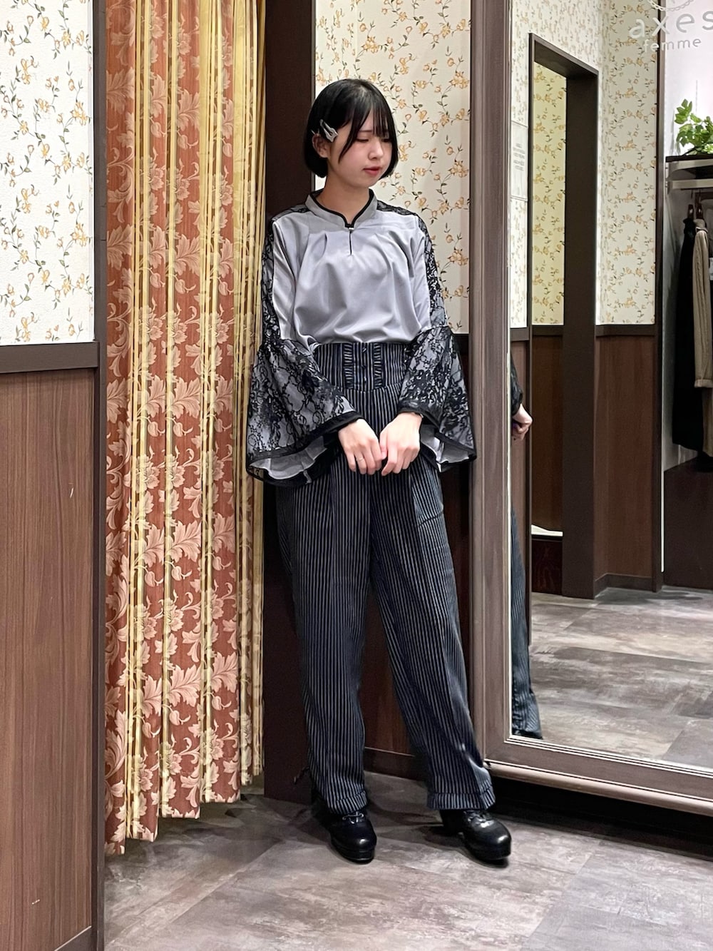 グレー系のシャツ/ブラウス、ブラック系のダッフルコート、ブラック系のショルダーバッグを着用したレディースの冬コーディネートの3枚目の写真