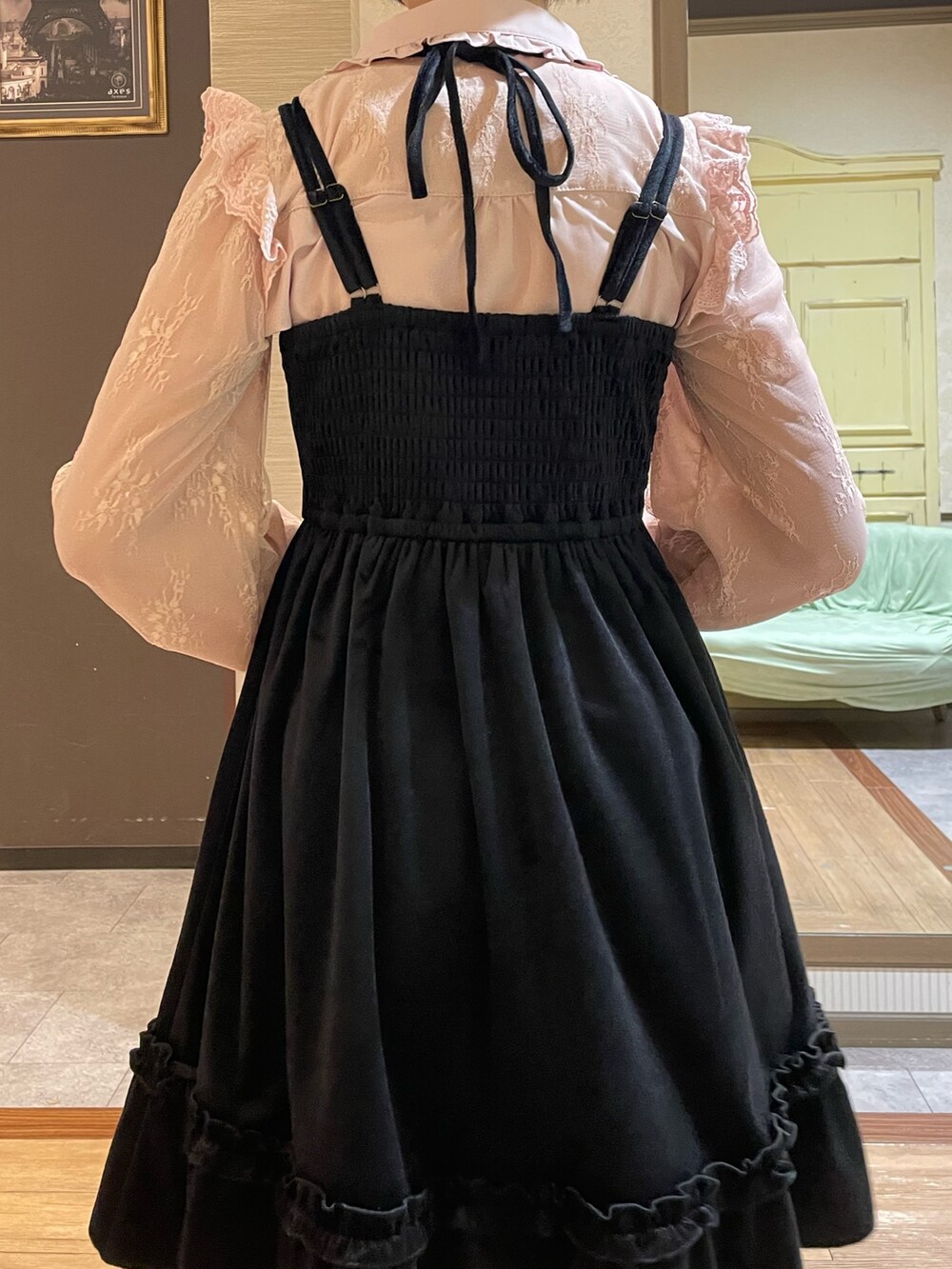 ピンク系のシャツ/ブラウス、ブラック系のワンピース、ブラック系のステンカラーコートを着用したレディースの秋コーディネートの7枚目の写真