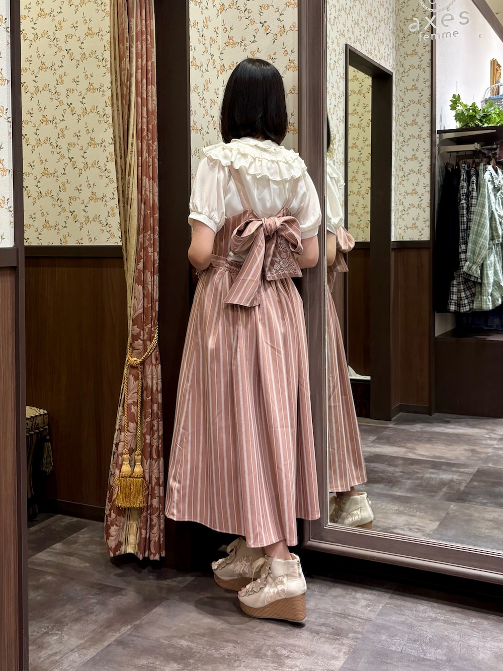 ホワイト系のタンクトップ、ホワイト系のシャツ/ブラウス、ピンク系のトートバッグを着用したレディースの夏コーディネートの3枚目の写真