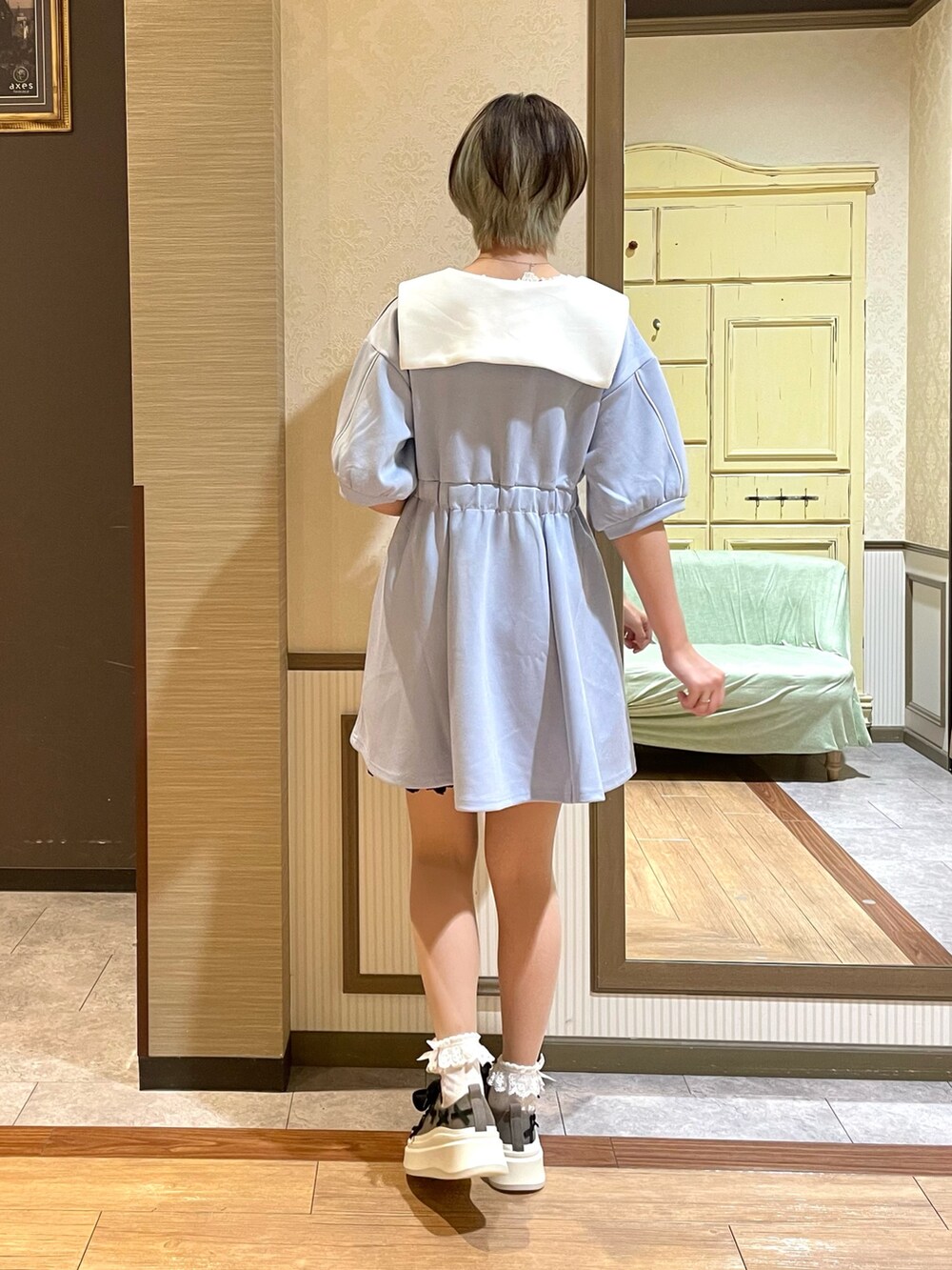 ホワイト系のタンクトップ、ブルー系のワンピース、グレー系のスニーカーを着用したレディースの夏コーディネートの4枚目の写真