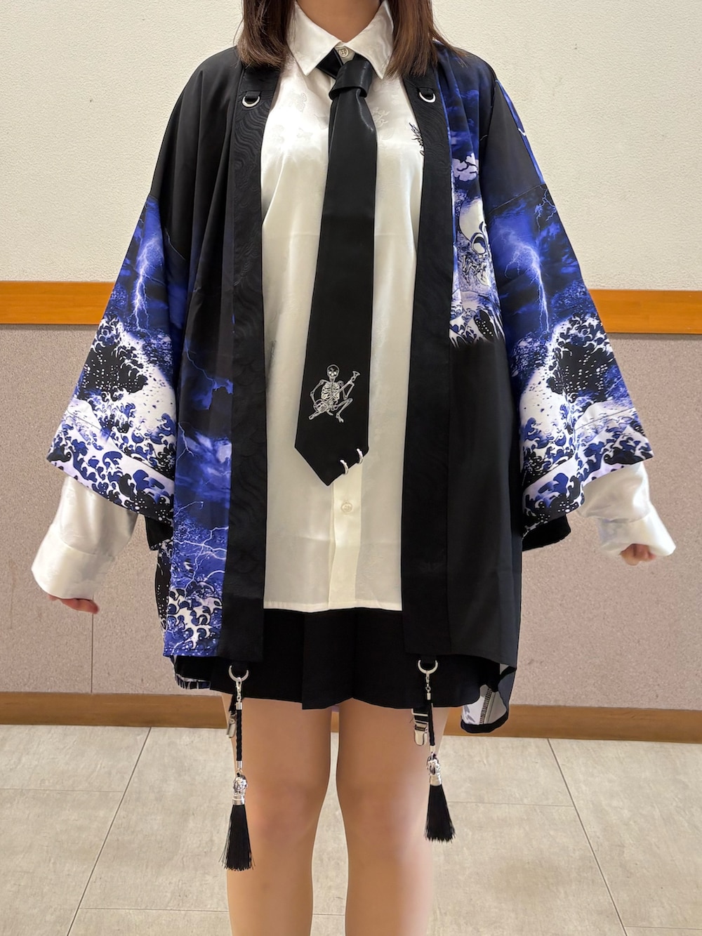 パープル系のその他アウター、その他のネクタイ、グレー系のシャツ/ブラウスを着用したレディースの冬コーディネートの7枚目の写真