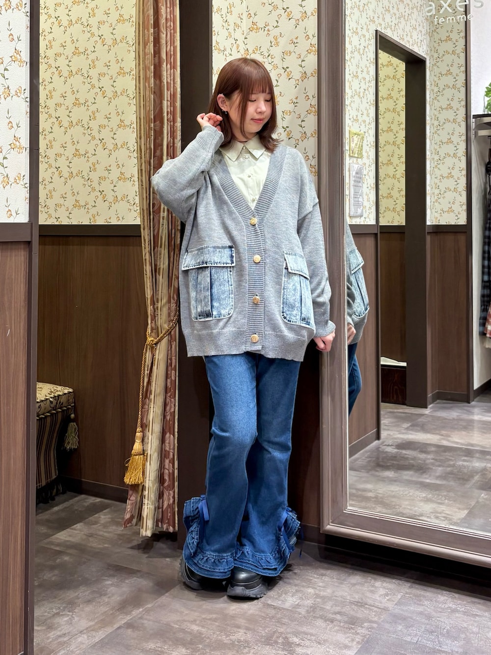 グリーン系のシャツ/ブラウス、グレー系のカーディガン/ボレロ、ブルー系のその他パンツを着用したレディースの冬コーディネートの2枚目の写真