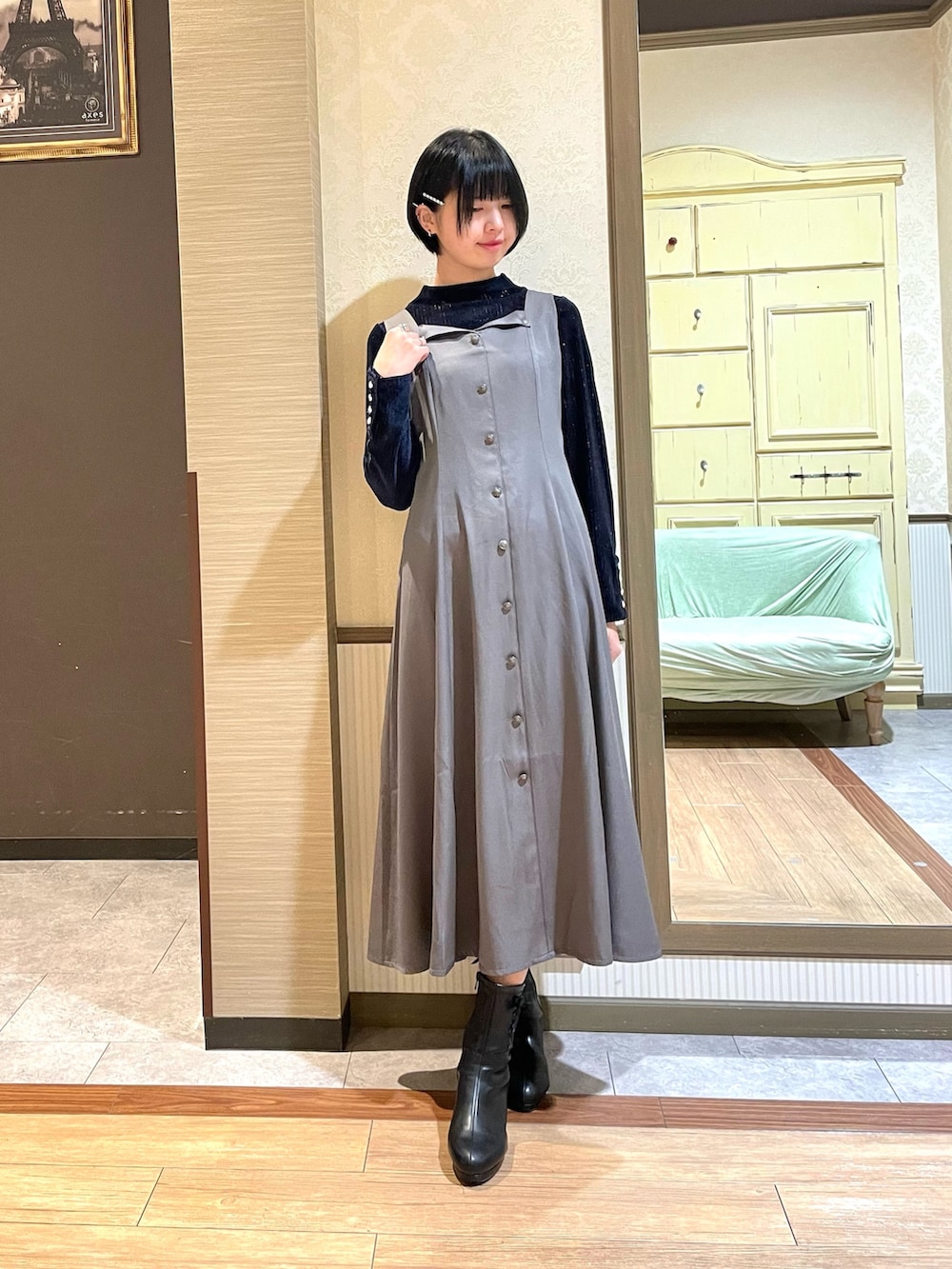 ブルー系のTシャツ/カットソー、ブルー系のダッフルコート、グレー系のボストンバッグを着用したレディースの秋コーディネートの5枚目の写真