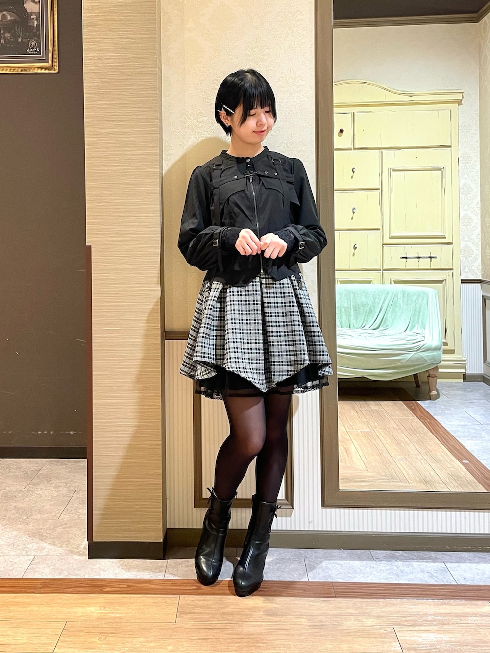 ブラック系のその他パンツ、ブラック系のブーツ、ブラック系のブルゾンを着用したレディースの秋コーディネートの7枚目の写真