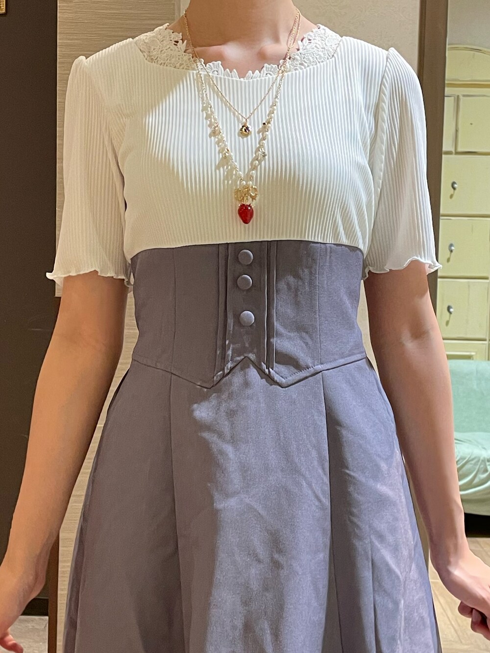 ホワイト系のタンクトップ、ホワイト系のショルダーバッグ、パープル系のワンピースを着用したレディースの夏コーディネートの6枚目の写真